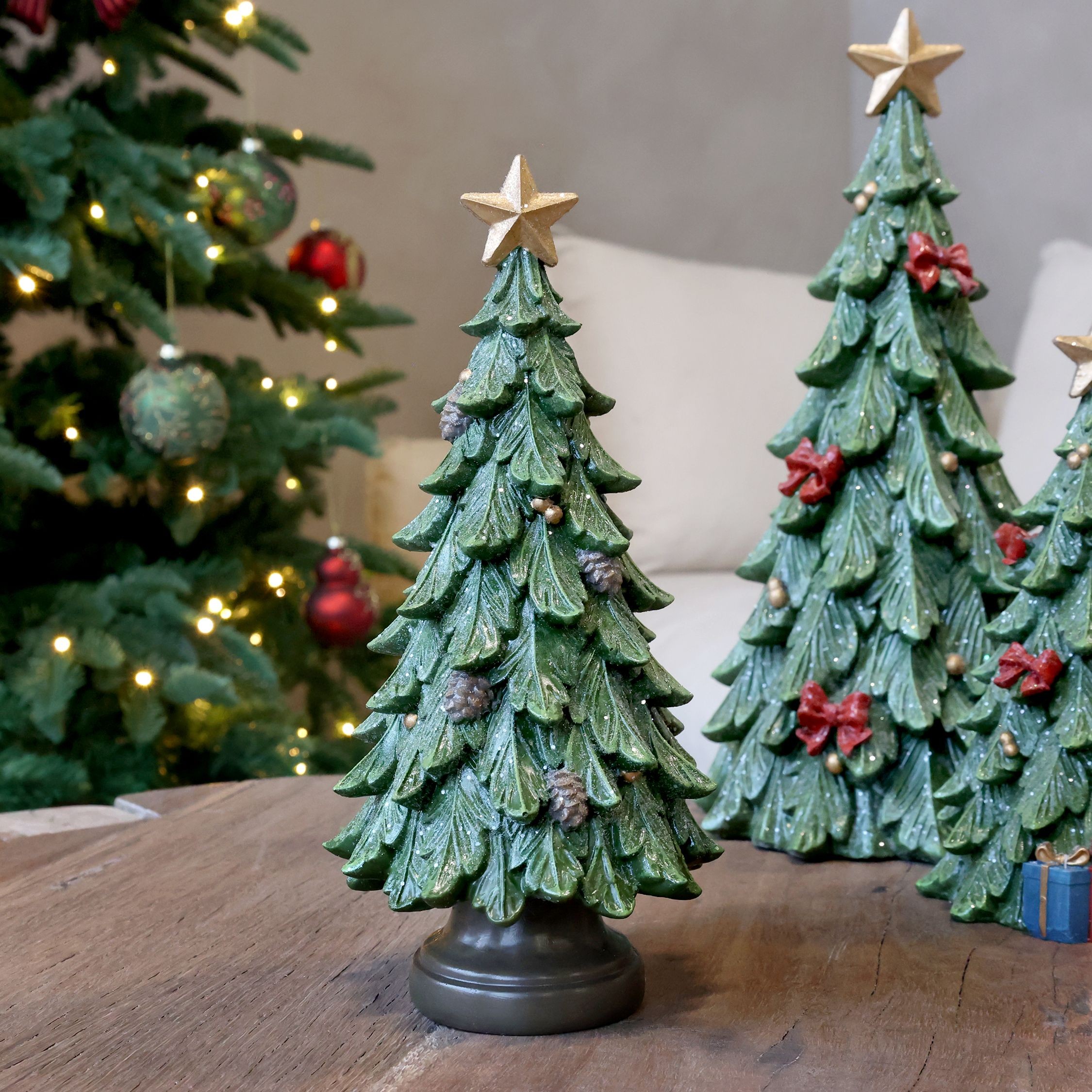 Zelený vánoční stromek se šiškami Noël Tree z polyresinu – Ø 11*24 cm Chic Antique Zelený vánoční stromek se šiškami Noël Tree z polyresinu – Ø 11*24 cm Chic Antique