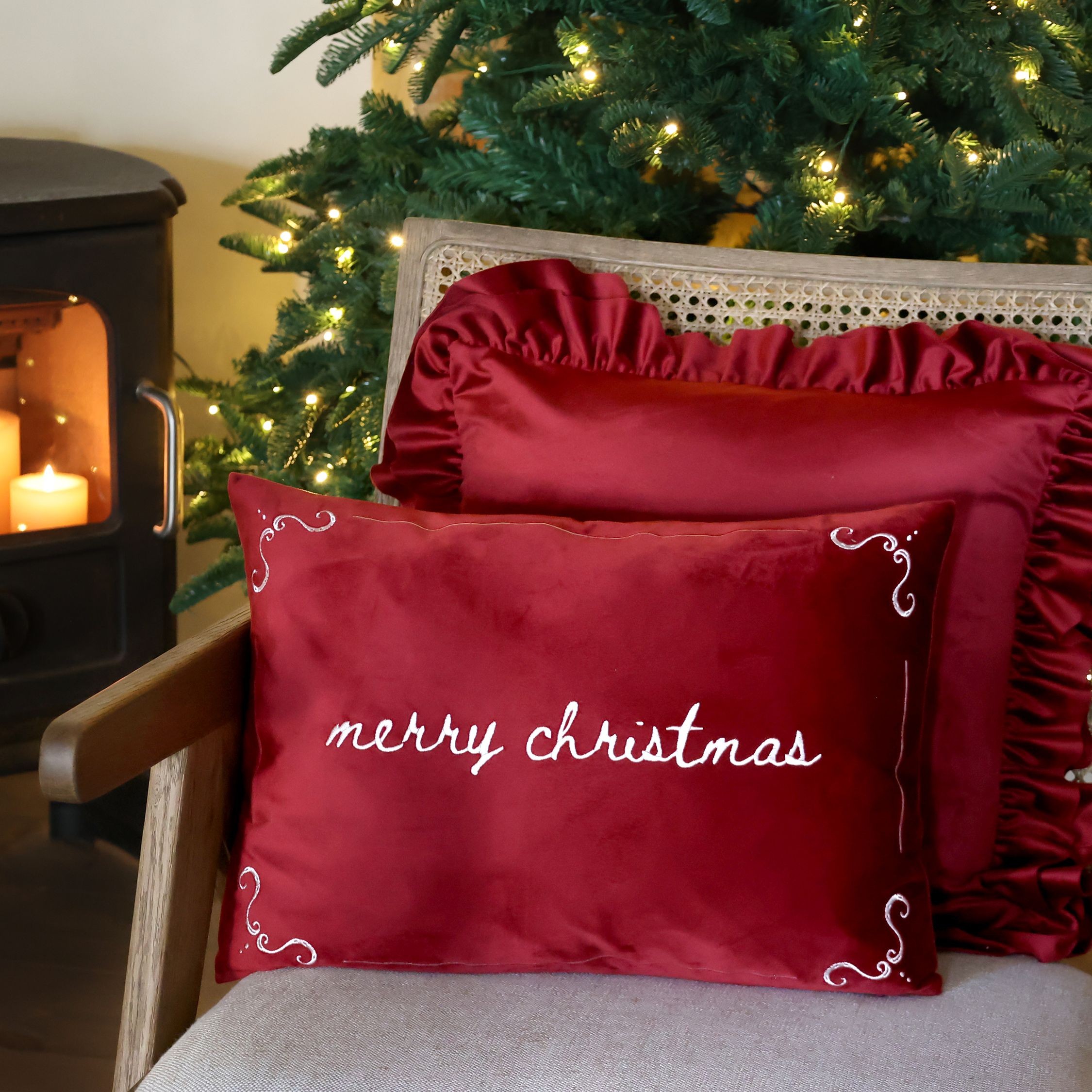 Červený sametový povlak na polštář Aix s výšivkou Merry Christmas – 50*35 cm Chic Antique Červený sametový povlak na polštář Aix s výšivkou Merry Christmas – 50*35 cm Chic Antique