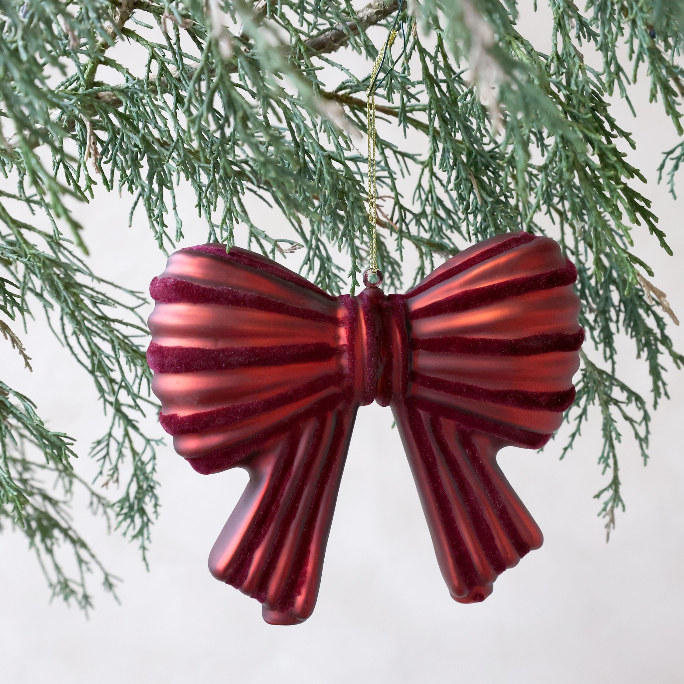 Červená vánoční skleněná ozdoba mašle Bow – 13*3*11 cm Chic Antique Červená vánoční skleněná ozdoba mašle Bow – 13*3*11 cm Chic Antique