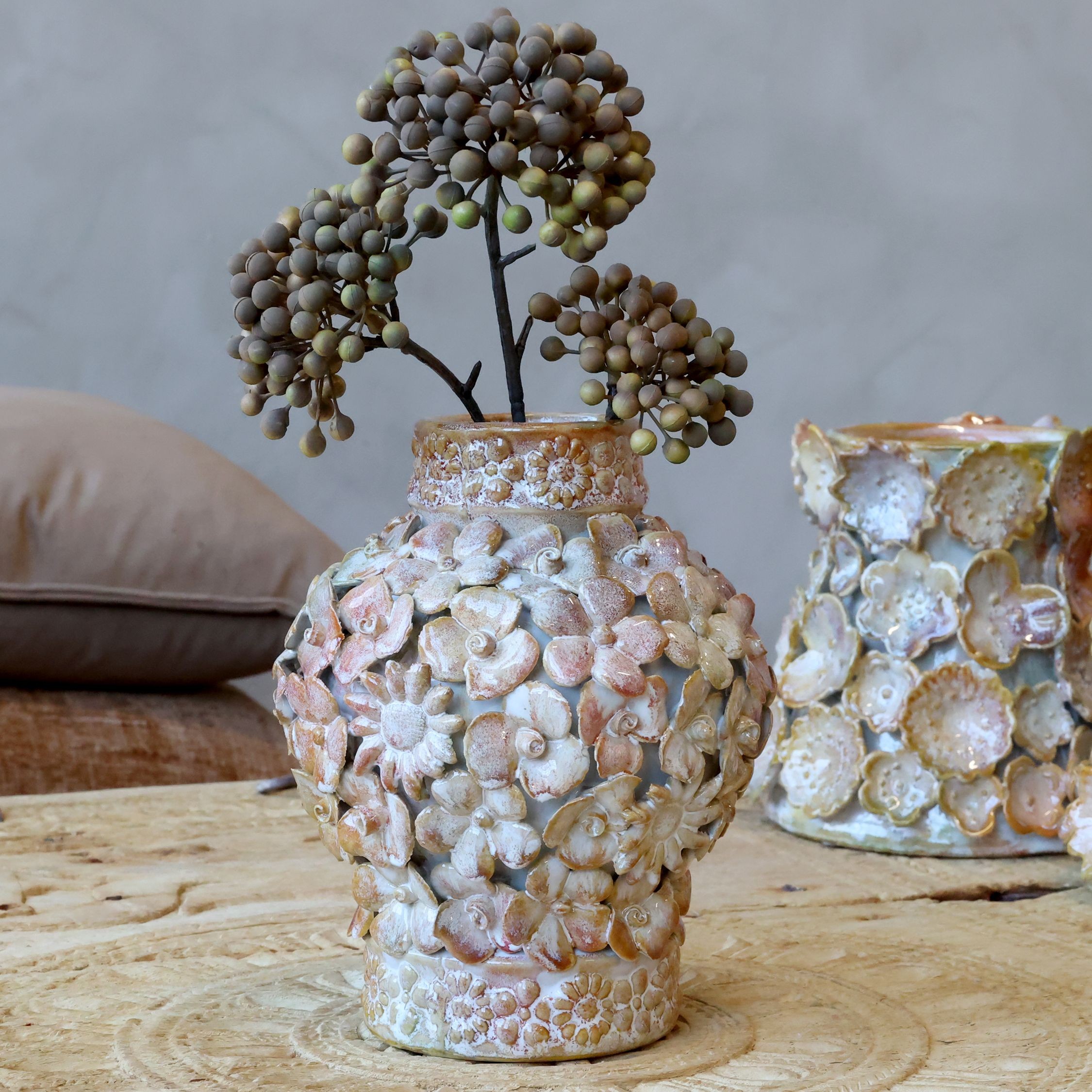 Růžová kameninová váza s květinovou dekorací – Ø 15,5*19 cm Chic Antique Růžová kameninová váza s květinovou dekorací – Ø 15,5*19 cm Chic Antique