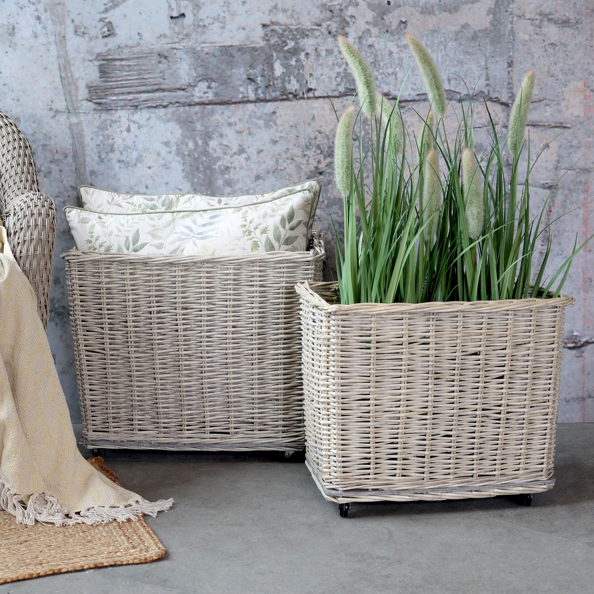 Sada 2ks proutěných košů French Basket Grey s kolečky – 59*41*50/ 51*33*45 cm Chic Antique Sada 2ks proutěných košů French Basket Grey s kolečky – 59*41*50/ 51*33*45 cm Chic Antique