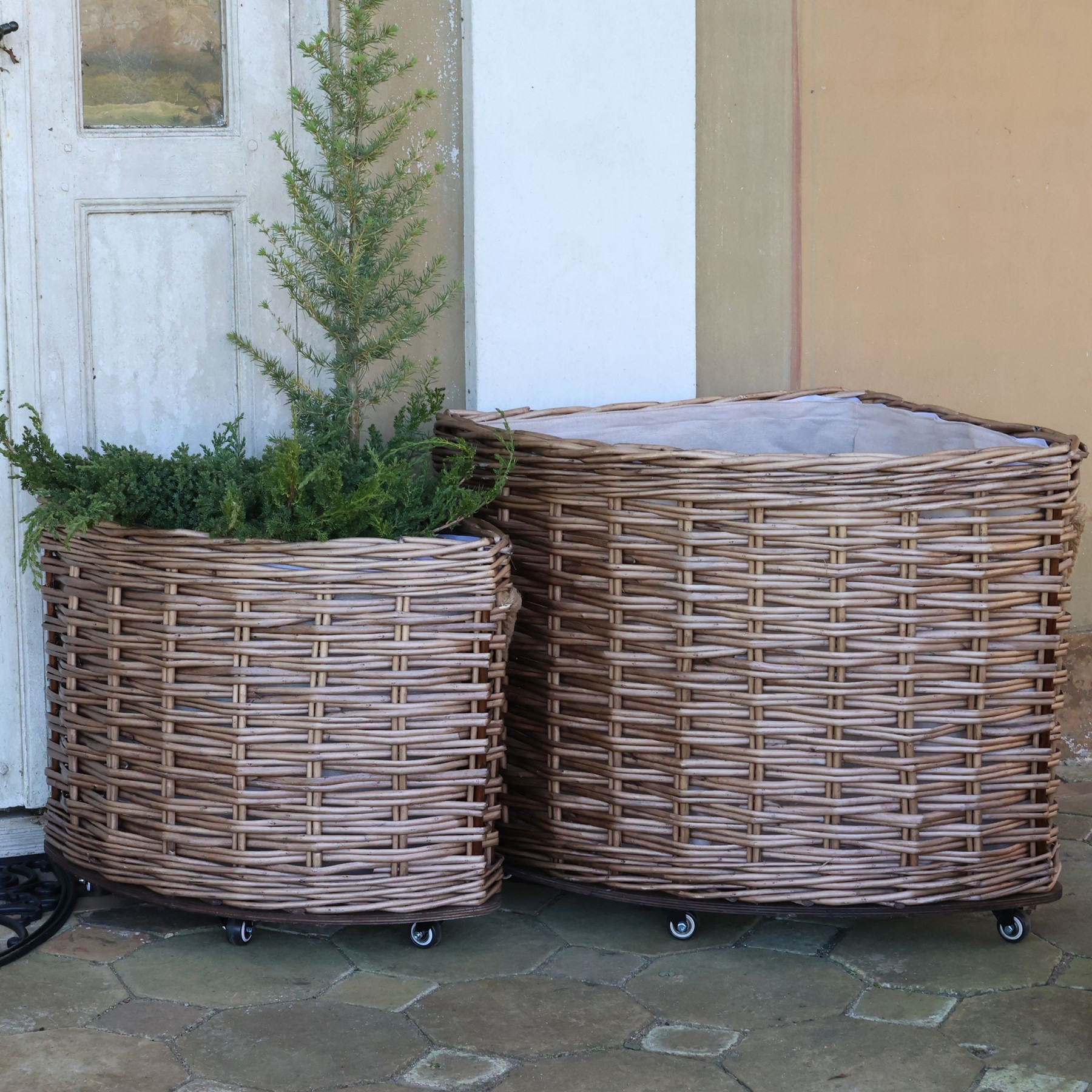 Sada 2ks hnědých rohových košíků French Basket Nature s kolečky – 62*62*55 cm