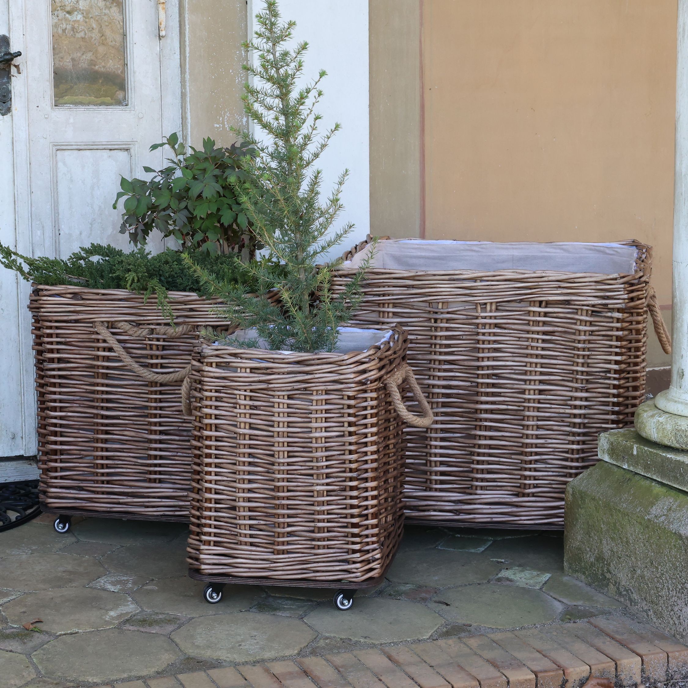 Sada 3ks hnědých košů French Basket Nature s kolečky – 70*70*60/ 55*55*51/ 40*40*45 cm Chic Antique Sada 3ks hnědých košů French Basket Nature s kolečky – 70*70*60/ 55*55*51/ 40*40*45 cm Chic Antique