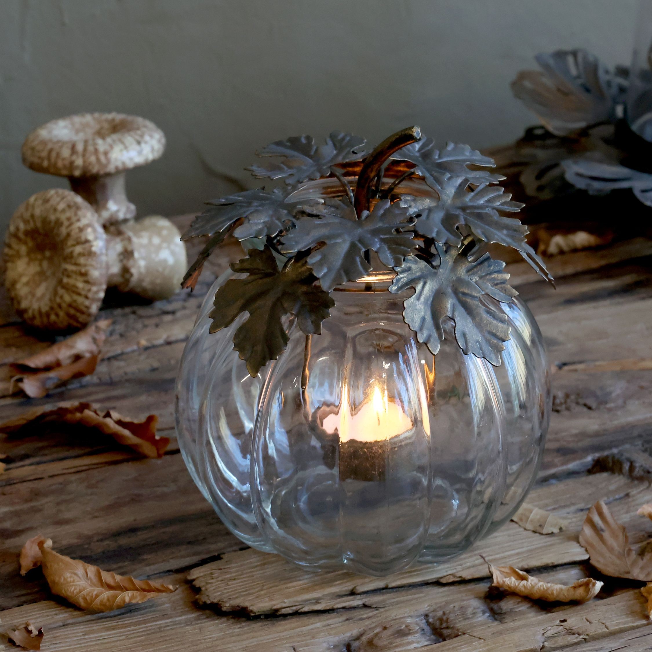 Skleněná lucerna ve tvaru dýně Hurricane Pumpkin na čajovou svíčku – Ø 14,5*17,5 cm Chic Antique Skleněná lucerna ve tvaru dýně Hurricane Pumpkin na čajovou svíčku – Ø 14,5*17,5 cm Chic Antique
