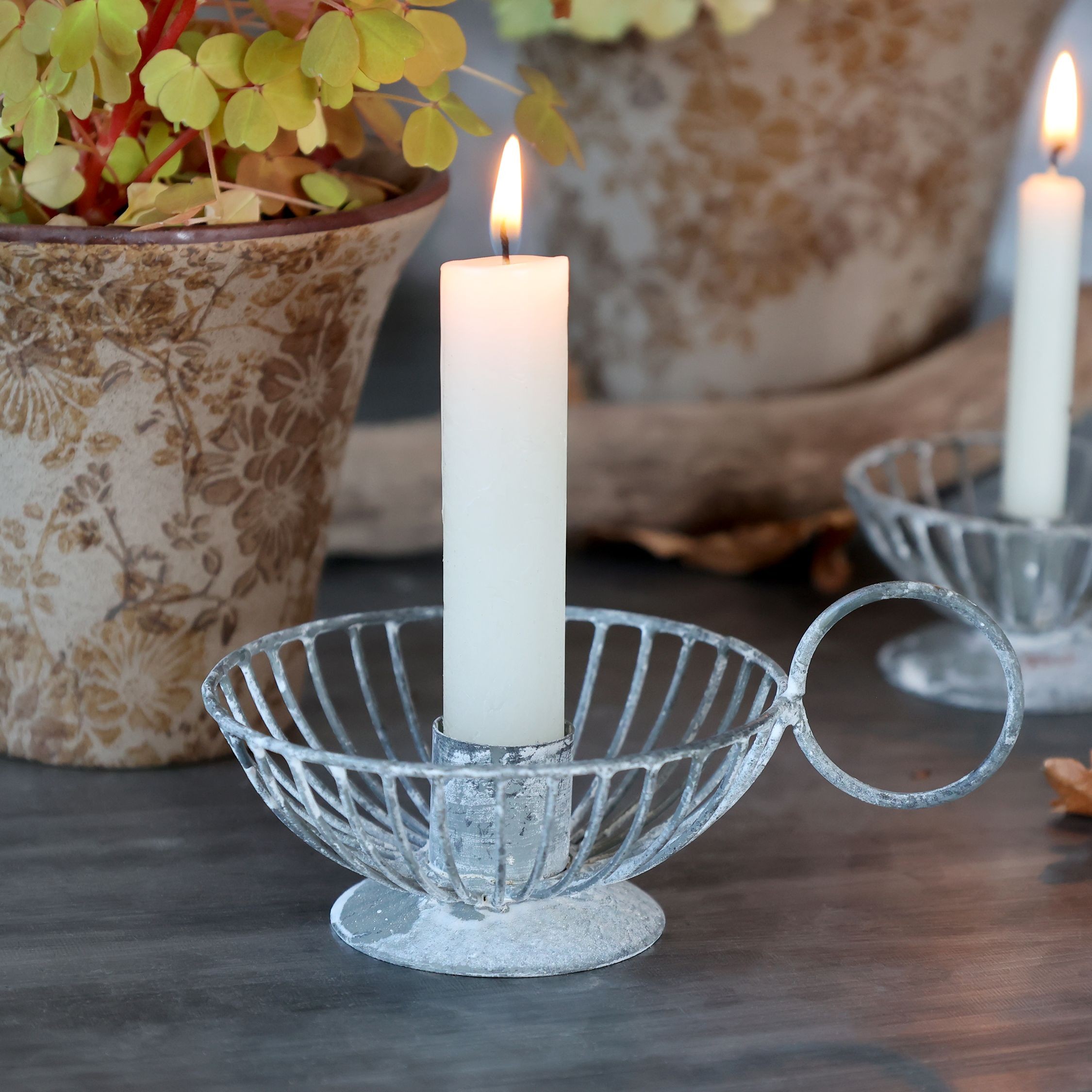 Šedý antik kovový svícen na úzkou svíčku Chamberstick – 13*9*6 cm / Ø 2cm Chic Antique Šedý antik kovový svícen na úzkou svíčku Chamberstick – 13*9*6 cm / Ø 2cm Chic Antique