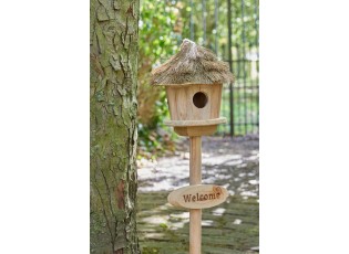 Přírodní dřevěná ptáčí budka na stojanu Welcome – 17*17*72 cm