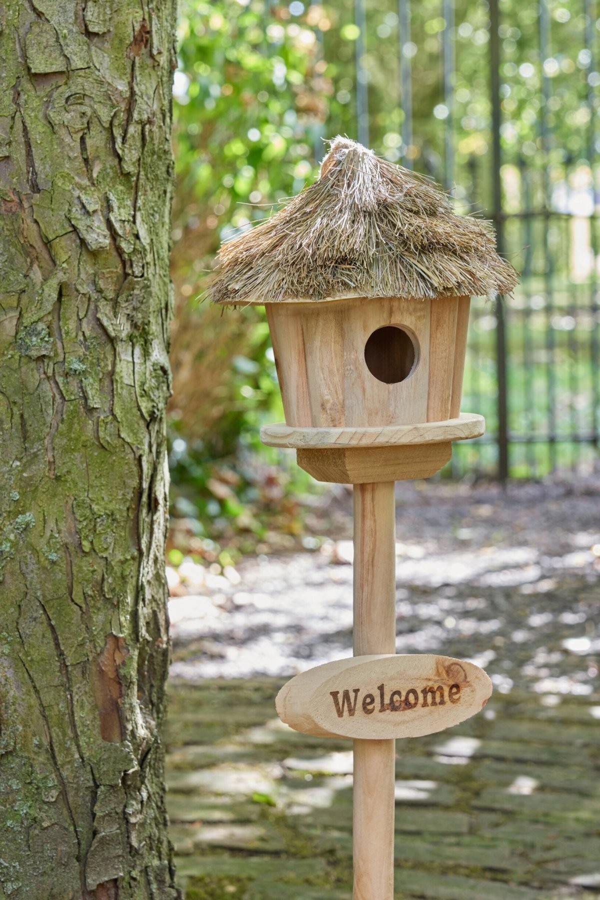 Přírodní dřevěná ptáčí budka na stojanu Welcome – 17*17*72 cm J-Line by Jolipa Přírodní dřevěná ptáčí budka na stojanu Welcome – 17*17*72 cm J-Line by Jolipa