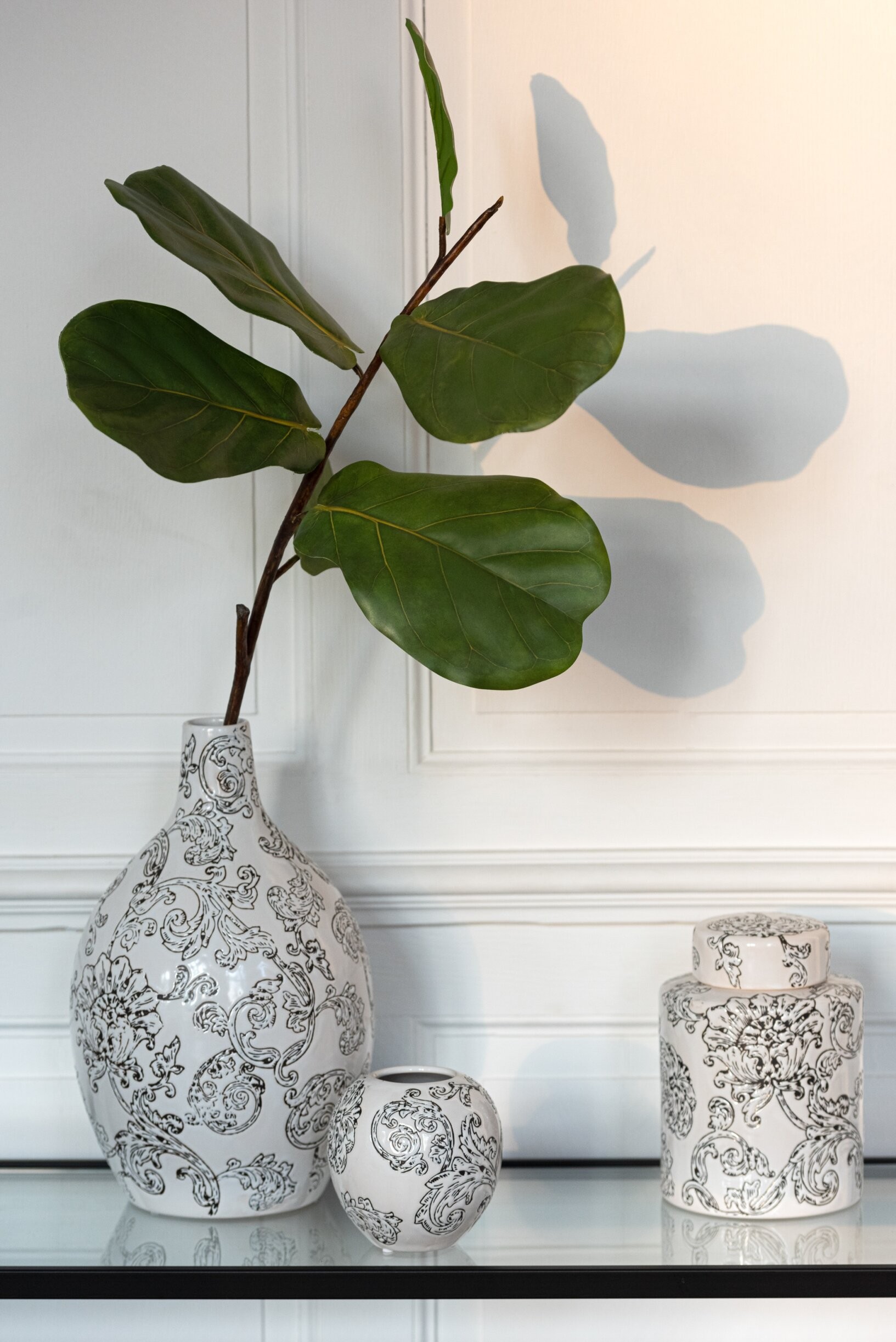 Bílo-černá porcelánová dóza s víkem a květy Zen Ball – 13*13*19 cm J-Line by Jolipa Bílo-černá porcelánová dóza s víkem a květy Zen Ball – 13*13*19 cm J-Line by Jolipa