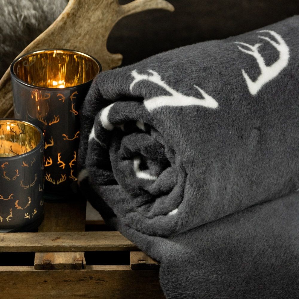 Šedo-bílý oboustranný pléd s parohy Antler XL – 150*200*1 cm Mars & More Šedo-bílý oboustranný pléd s parohy Antler XL – 150*200*1 cm Mars & More