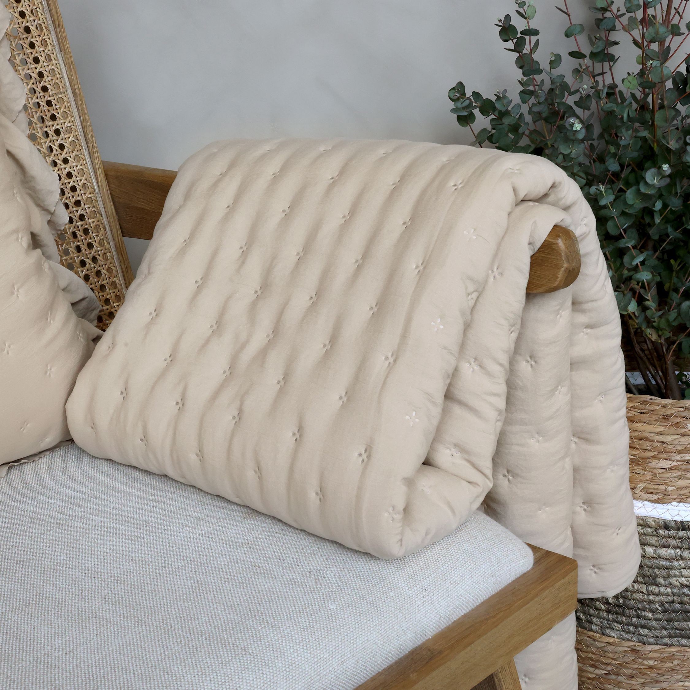 Měkká béžová prošívaná deka / přehoz Aix Soft – 180*130 cm Chic Antique Měkká béžová prošívaná deka / přehoz Aix Soft – 180*130 cm Chic Antique