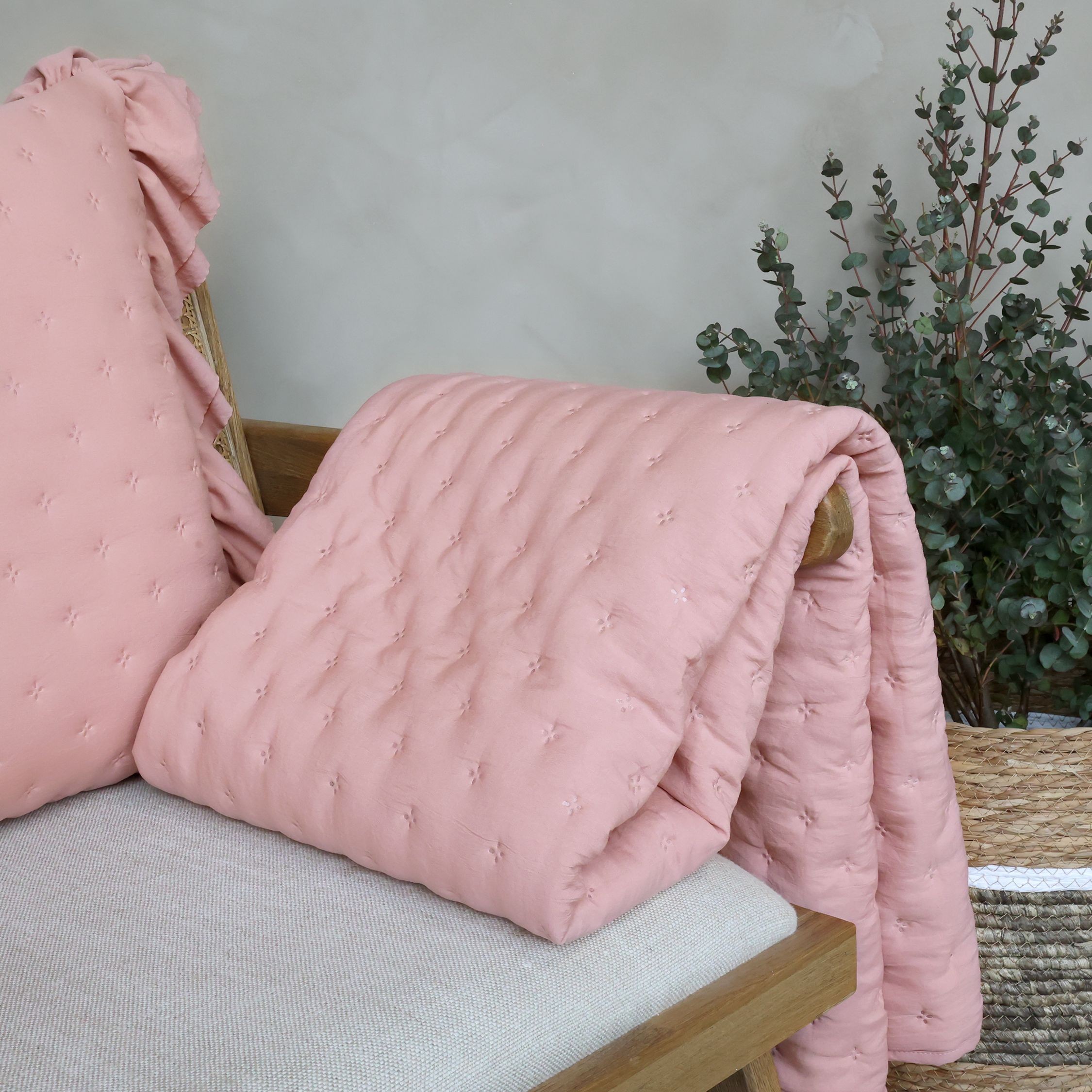 Měkká růžová prošívaná deka / přehoz Aix Soft – 180*130 cm Chic Antique Měkká růžová prošívaná deka / přehoz Aix Soft – 180*130 cm Chic Antique