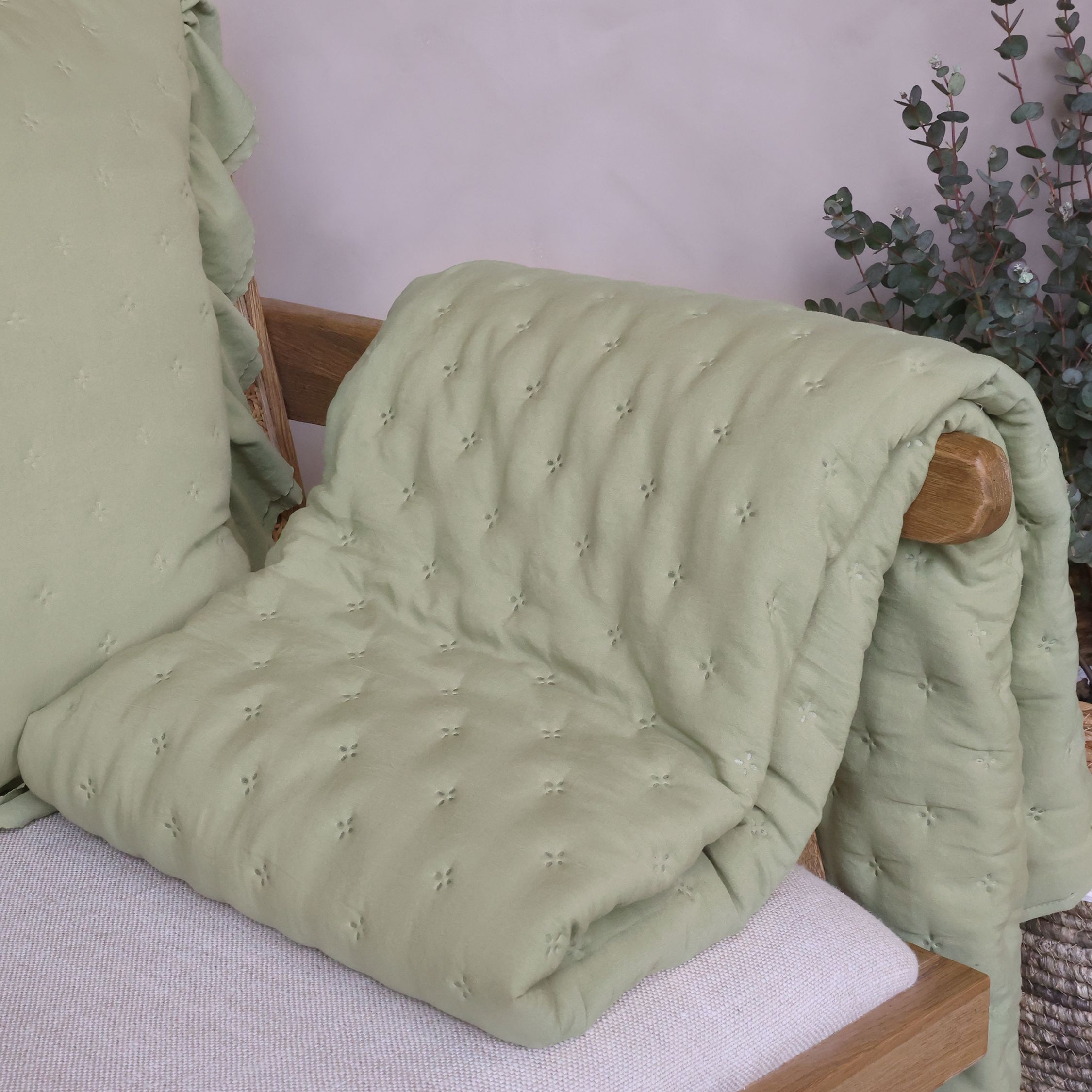 Měkká zelená prošívaná deka / přehoz Aix Soft – 180*130 cm Chic Antique Měkká zelená prošívaná deka / přehoz Aix Soft – 180*130 cm Chic Antique