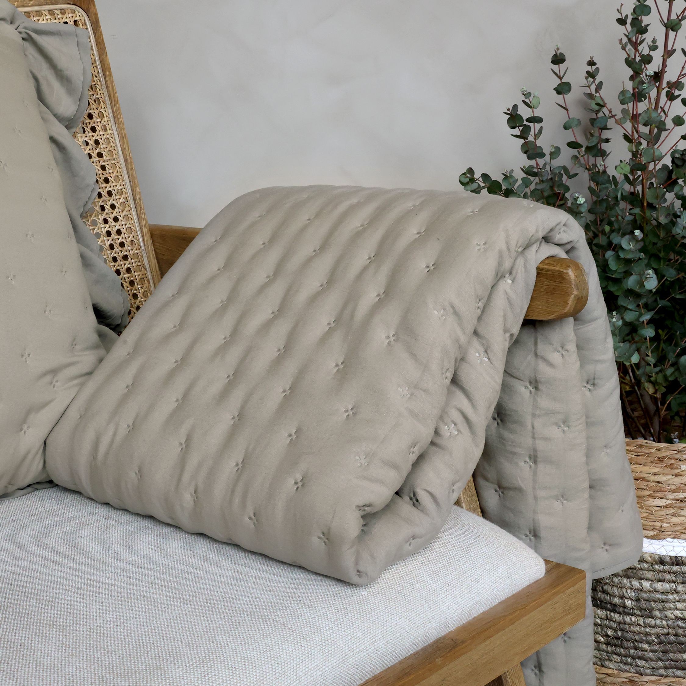Měkká taupe prošívaná deka / přehoz Aix Soft – 180*130 cm Chic Antique Měkká taupe prošívaná deka / přehoz Aix Soft – 180*130 cm Chic Antique