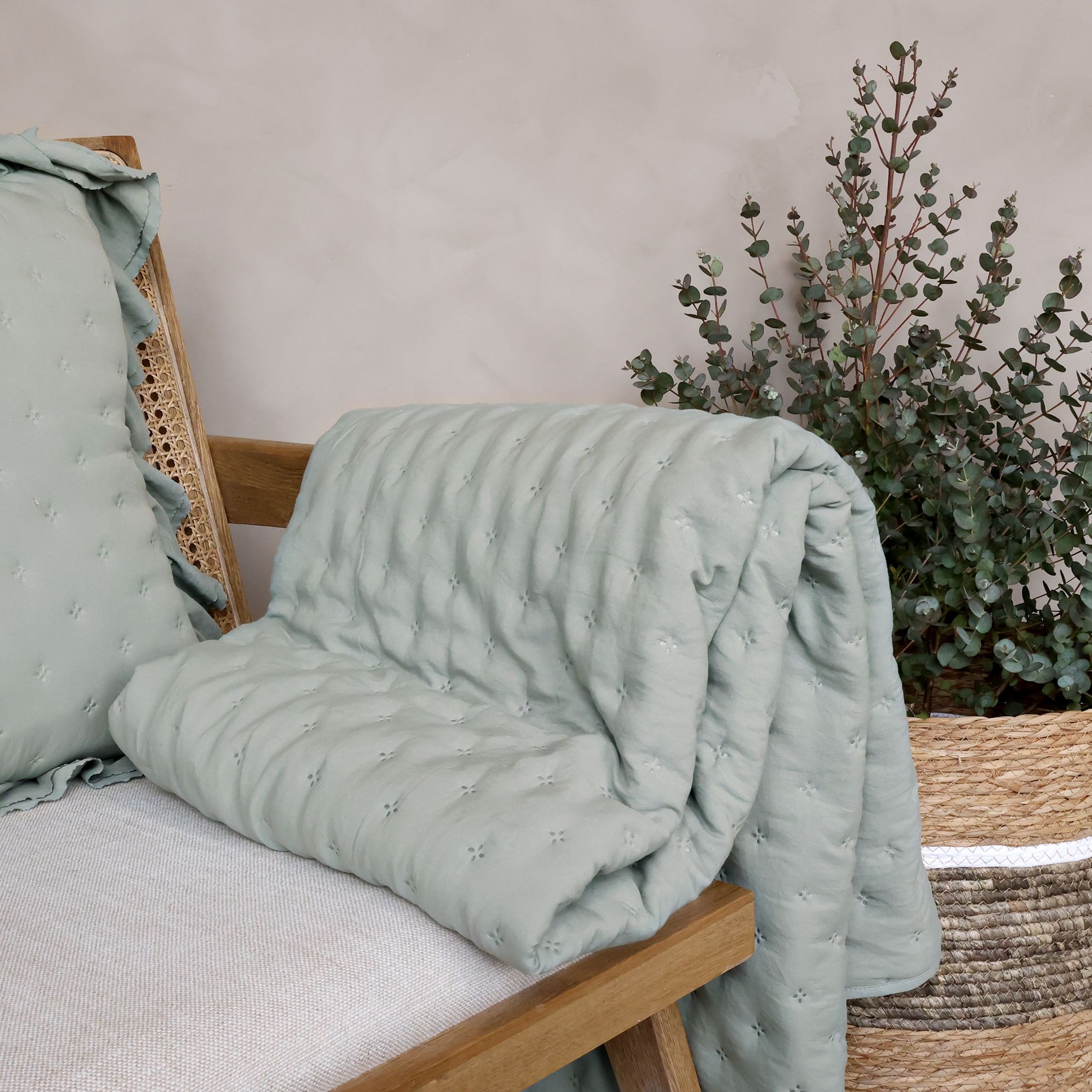Měkká jemně opálová prošívaná deka / přehoz Aix Soft – 180*130 cm Chic Antique Měkká jemně opálová prošívaná deka / přehoz Aix Soft – 180*130 cm Chic Antique