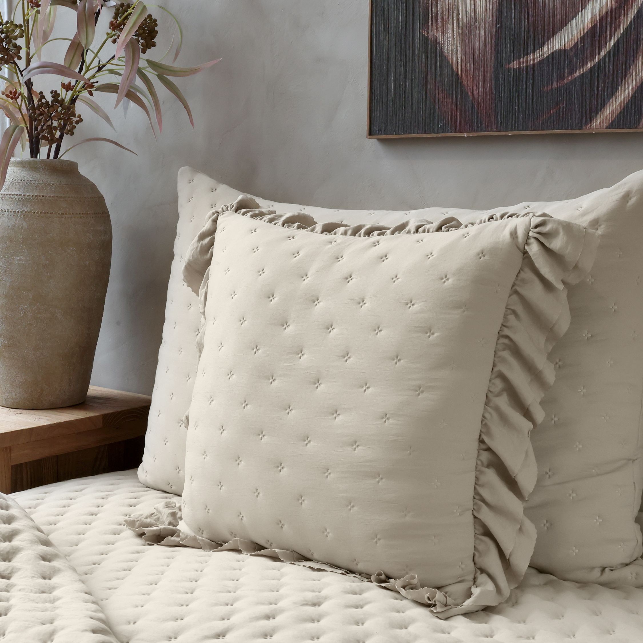 Béžový povlak na polštář s volánkovým okrajem Aix Soft – 50*50 cm Chic Antique Béžový povlak na polštář s volánkovým okrajem Aix Soft – 50*50 cm Chic Antique