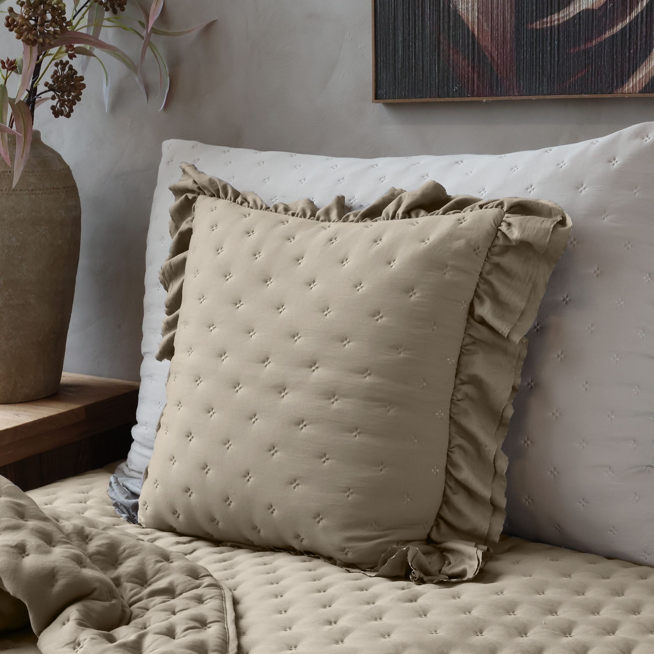 Taupe povlak na polštář s volánkovým okrajem Aix Soft – 50*50 cm Chic Antique Taupe povlak na polštář s volánkovým okrajem Aix Soft – 50*50 cm Chic Antique