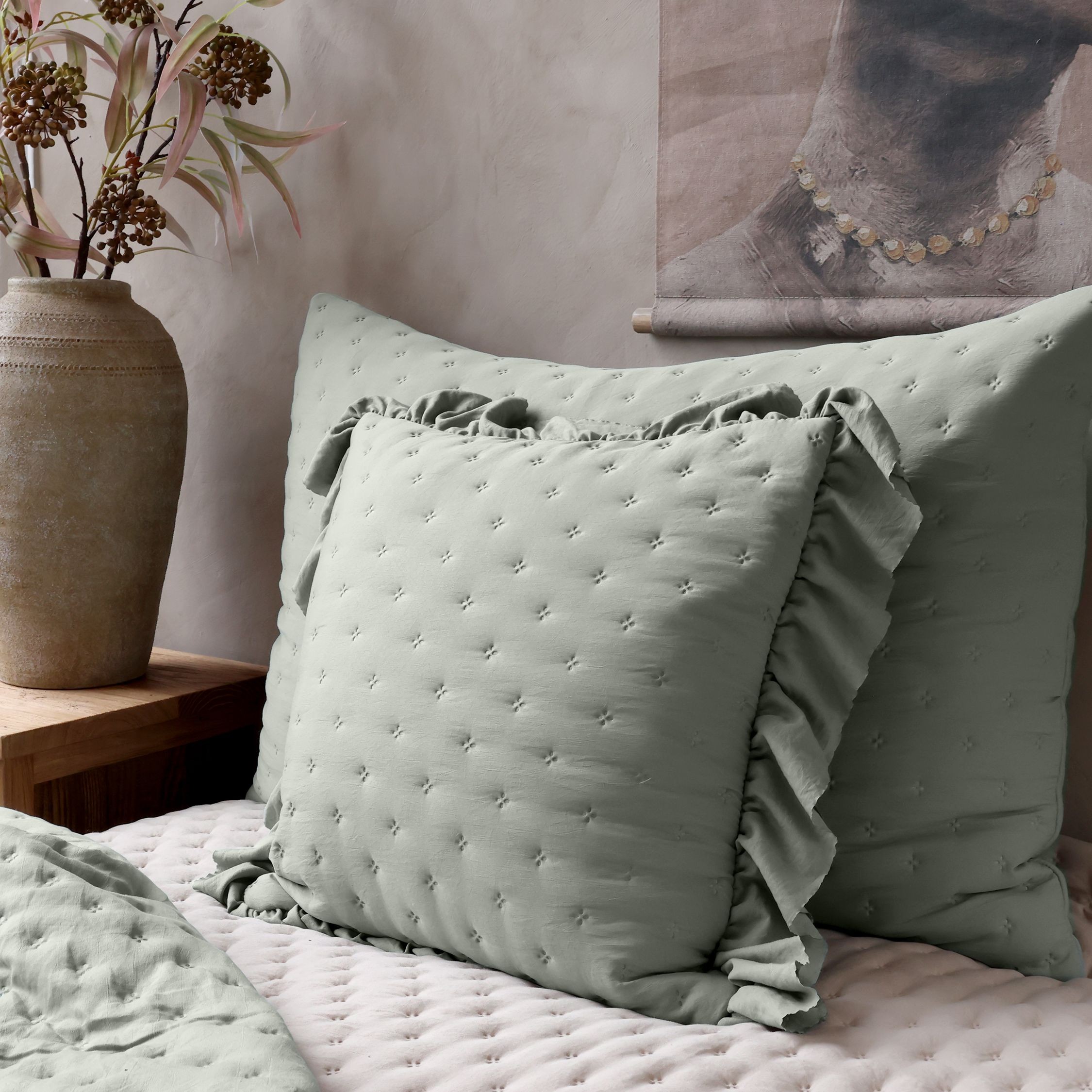 Jemně opálový povlak na polštář s volánkovým okrajem Aix Soft – 50*50 cm Chic Antique Jemně opálový povlak na polštář s volánkovým okrajem Aix Soft – 50*50 cm Chic Antique