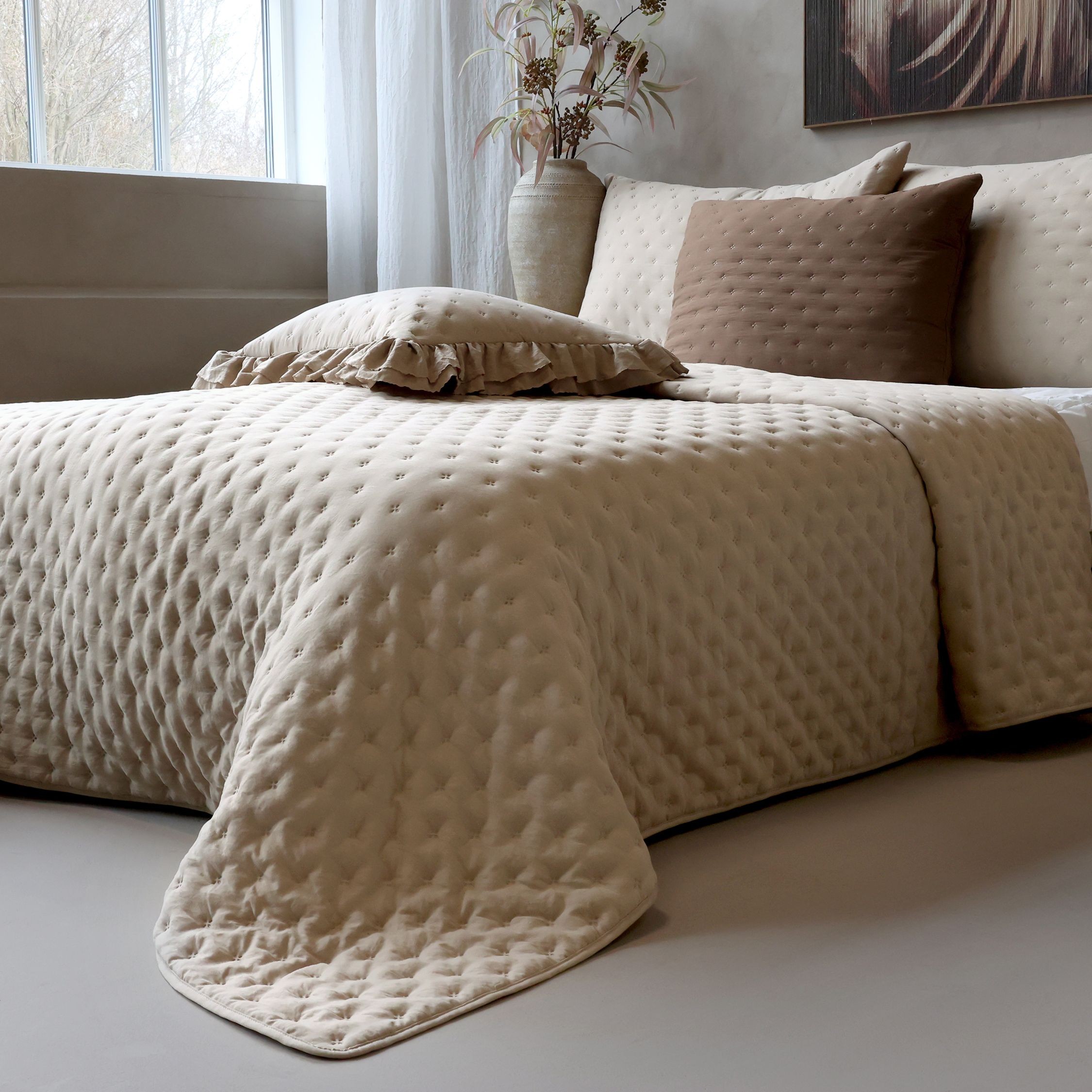 Měkký béžový prošívaný přehoz Aix Soft na dvoulůžko – 260*240 cm Chic Antique Měkký béžový prošívaný přehoz Aix Soft na dvoulůžko – 260*240 cm Chic Antique