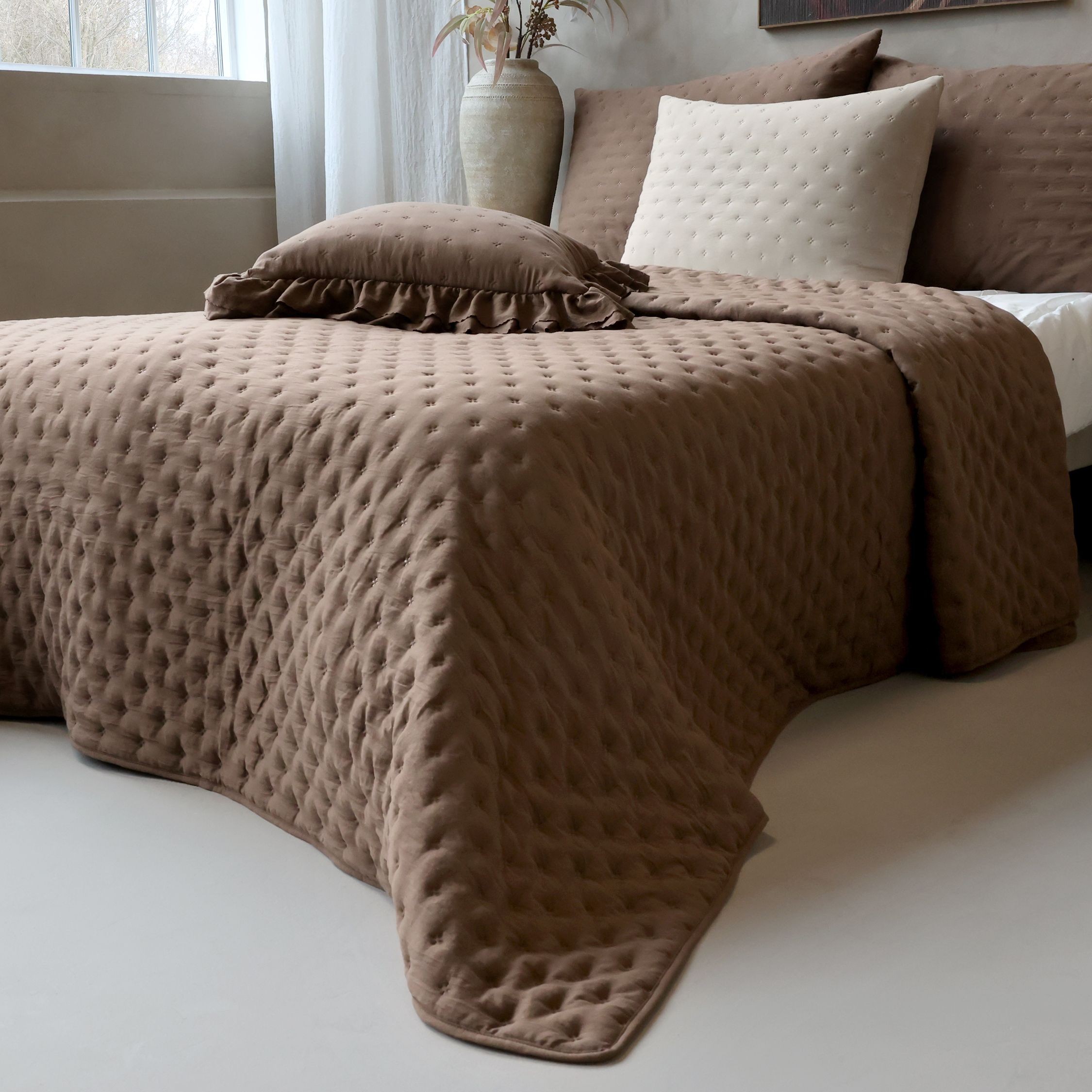 Měkký hnědý prošívaný přehoz Aix Soft na dvoulůžko – 260*240 cm Chic Antique Měkký hnědý prošívaný přehoz Aix Soft na dvoulůžko – 260*240 cm Chic Antique