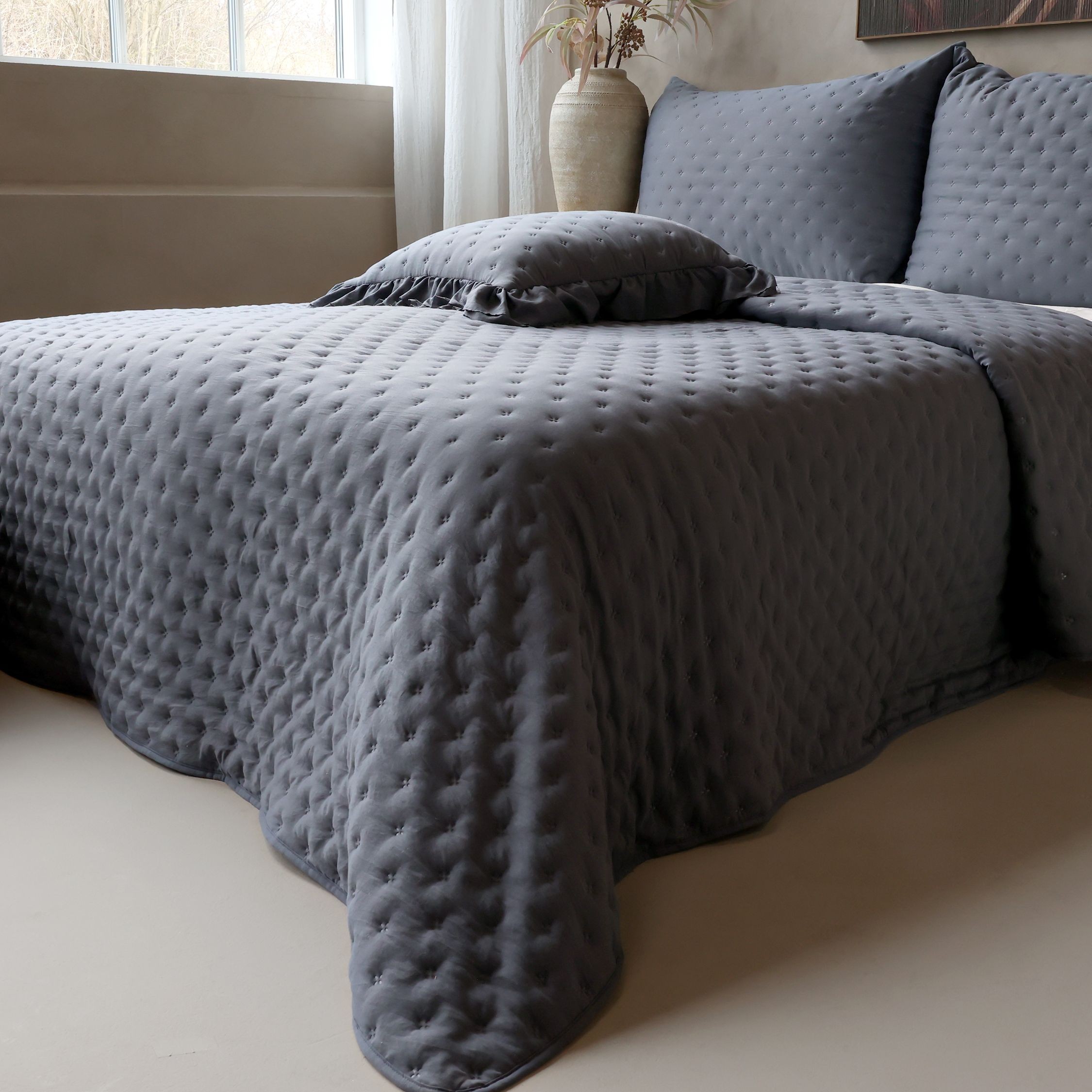 Měkký šedý prošívaný přehoz Aix Soft na dvoulůžko – 260*240 cm Chic Antique Měkký šedý prošívaný přehoz Aix Soft na dvoulůžko – 260*240 cm Chic Antique