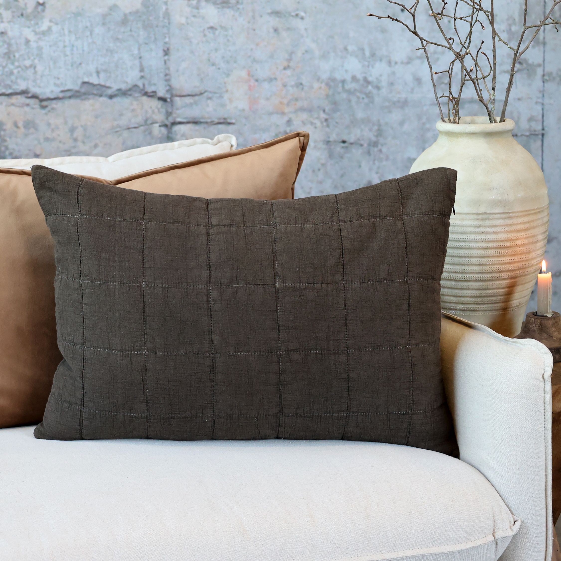 Povlak na polštář s opraným vzhledem Aix Vintage Mocca – 60*40 cm Chic Antique Povlak na polštář s opraným vzhledem Aix Vintage Mocca – 60*40 cm Chic Antique