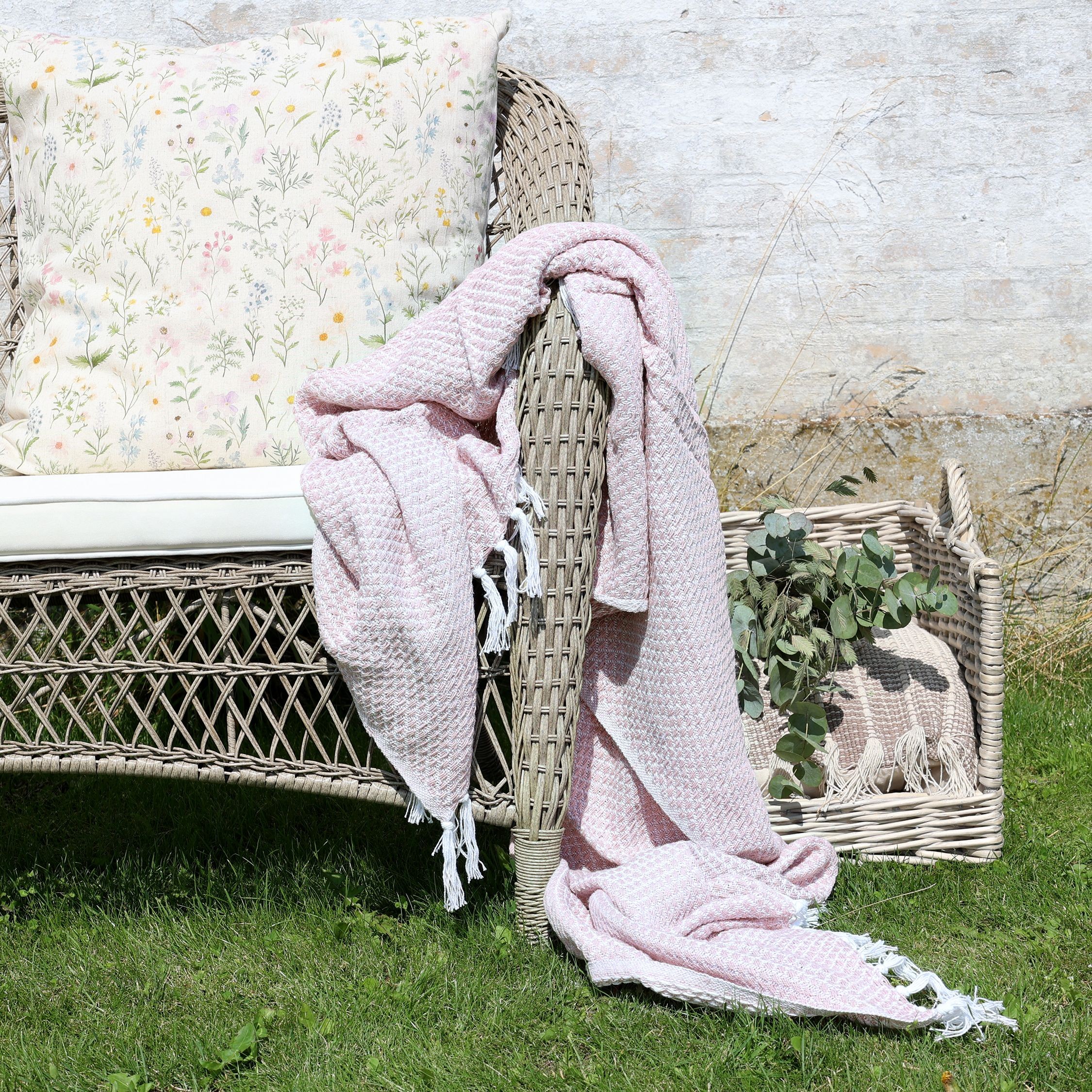 Bavlněný růžový pléd se vzorem a třásněmi Aix Vintage – 150*130 cm Chic Antique Bavlněný růžový pléd se vzorem a třásněmi Aix Vintage – 150*130 cm Chic Antique