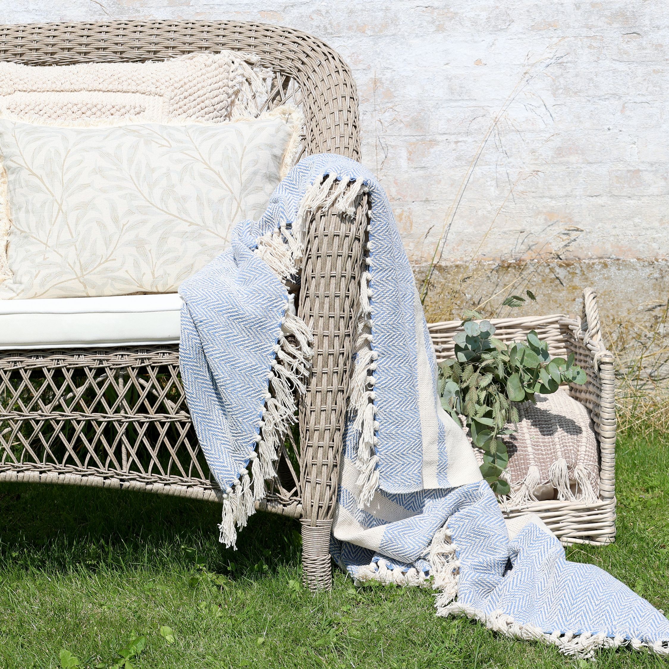 Bavlněný béžovo-modrý pléd se vzorem a třásněmi Aix Vintage – 150*130 cm Chic Antique Bavlněný béžovo-modrý pléd se vzorem a třásněmi Aix Vintage – 150*130 cm Chic Antique