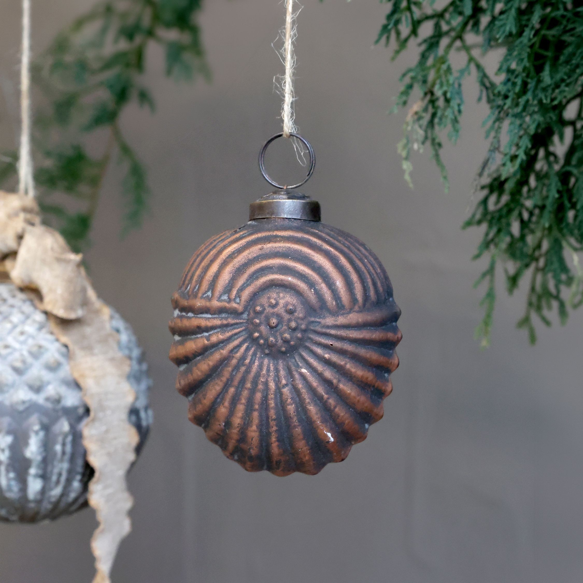 Mocca antik vánoční skleněná baňka se vzorem – Ø 7 cm Chic Antique Mocca antik vánoční skleněná baňka se vzorem – Ø 7 cm Chic Antique