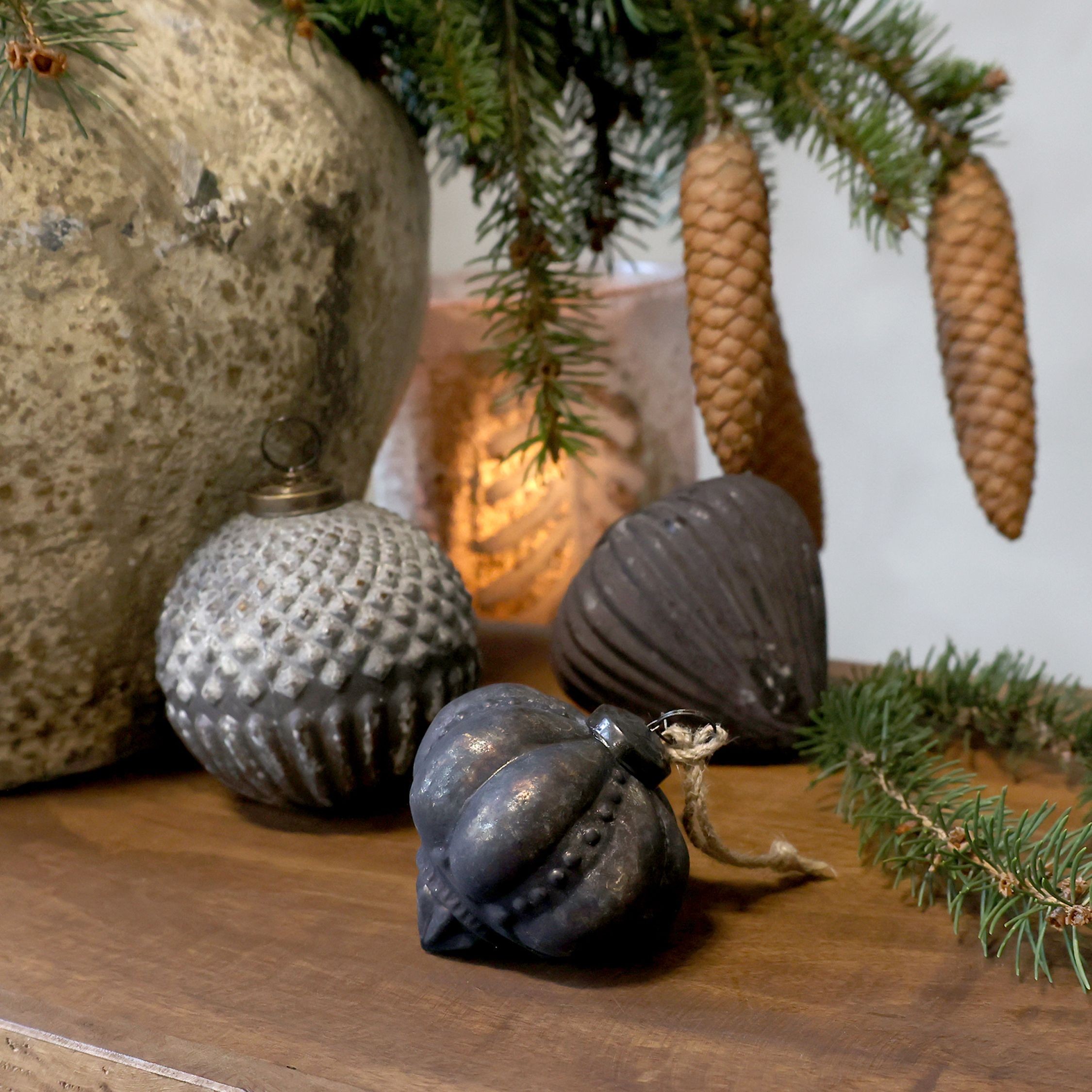 Mocca antik vánoční skleněná baňka – 7*7*7 cm Chic Antique Mocca antik vánoční skleněná baňka – 7*7*7 cm Chic Antique