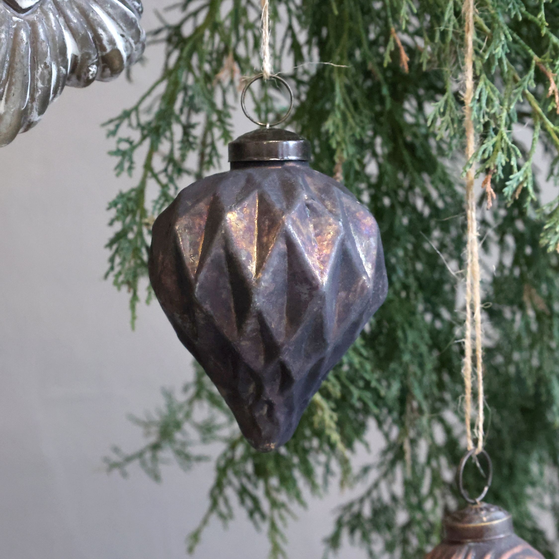 Mocca antik vánoční skleněná baňka se vzorem – Ø 7*9 cm Chic Antique Mocca antik vánoční skleněná baňka se vzorem – Ø 7*9 cm Chic Antique