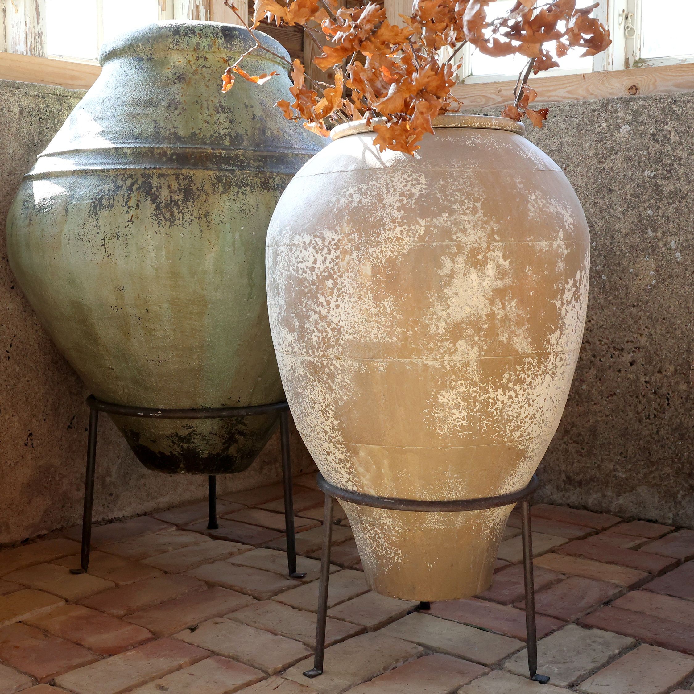 Béžový antik květináč s podstavcem Chic Antique – Ø 49*85 cm Chic Antique Béžový antik květináč s podstavcem Chic Antique – Ø 49*85 cm Chic Antique