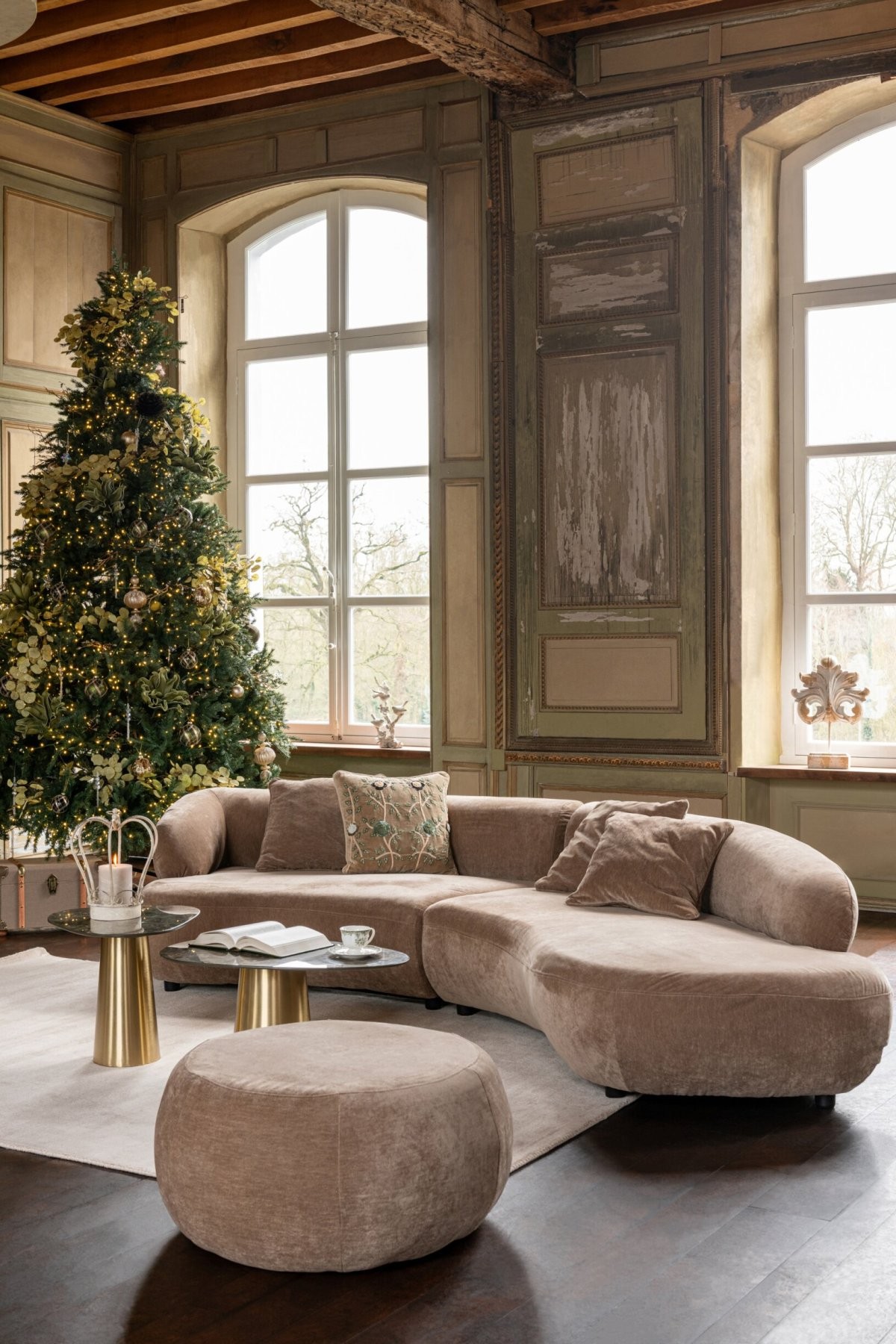 Luxusní 4místná zakřivená pohovka Taupe se 4 polštáři Luxury – 320*106*73 cm J-Line by Jolipa Luxusní 4místná zakřivená pohovka Taupe se 4 polštáři Luxury – 320*106*73 cm J-Line by Jolipa