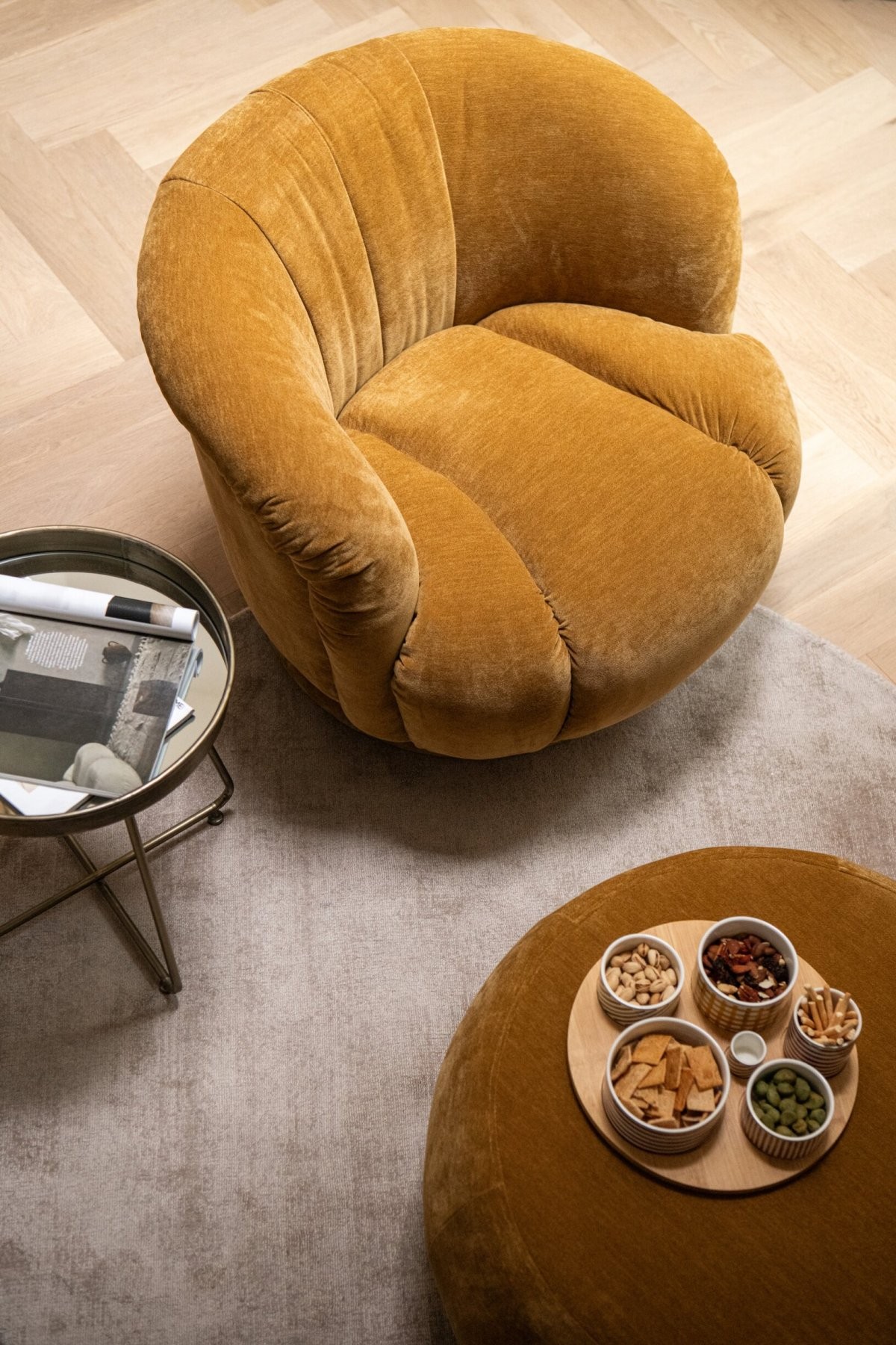 Luxusní otočné křeslo v okrové barvě Luxury – 87*84*70 cm J-Line by Jolipa Luxusní otočné křeslo v okrové barvě Luxury – 87*84*70 cm J-Line by Jolipa