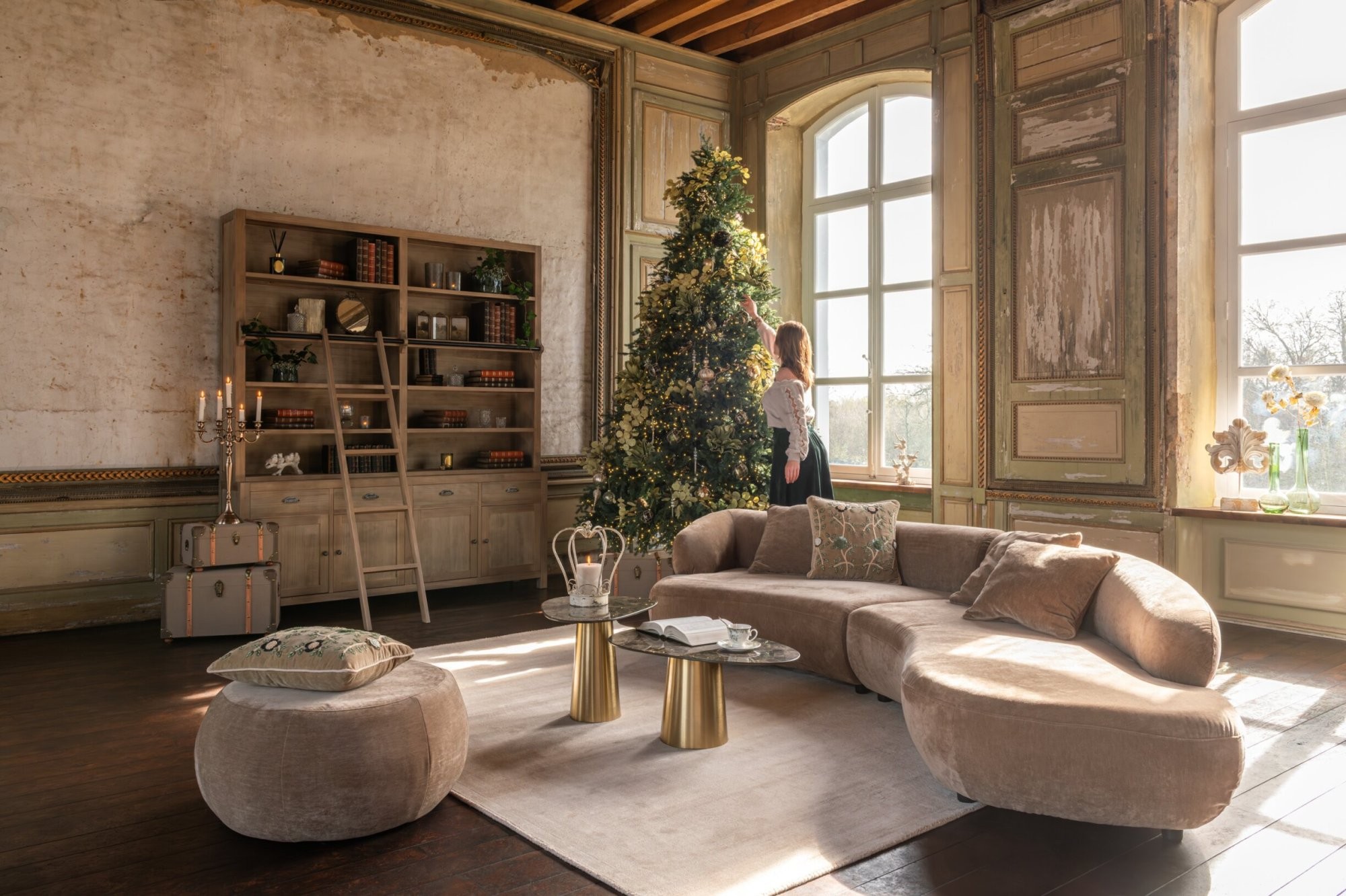 Taupe kulatá podnožka Luxury - Elegance a pohodlí pro váš domov – 79*79*38 cm J-Line by Jolipa Taupe kulatá podnožka Luxury - Elegance a pohodlí pro váš domov – 79*79*38 cm J-Line by Jolipa