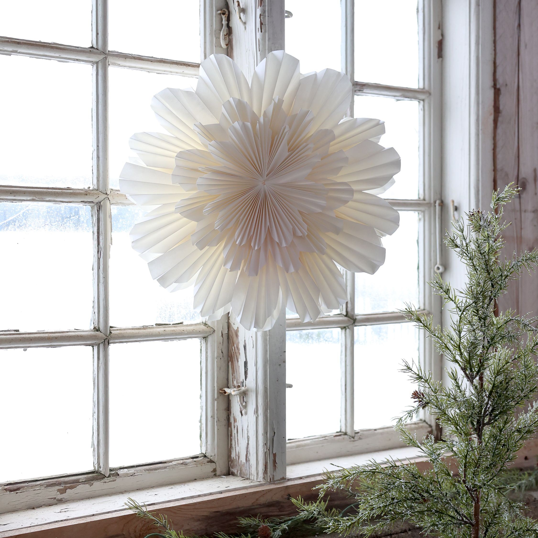 Závěsná krémová papírová hvězda květina Vintage Paper Star – Ø 40 cm Chic Antique Závěsná krémová papírová hvězda květina Vintage Paper Star – Ø 40 cm Chic Antique