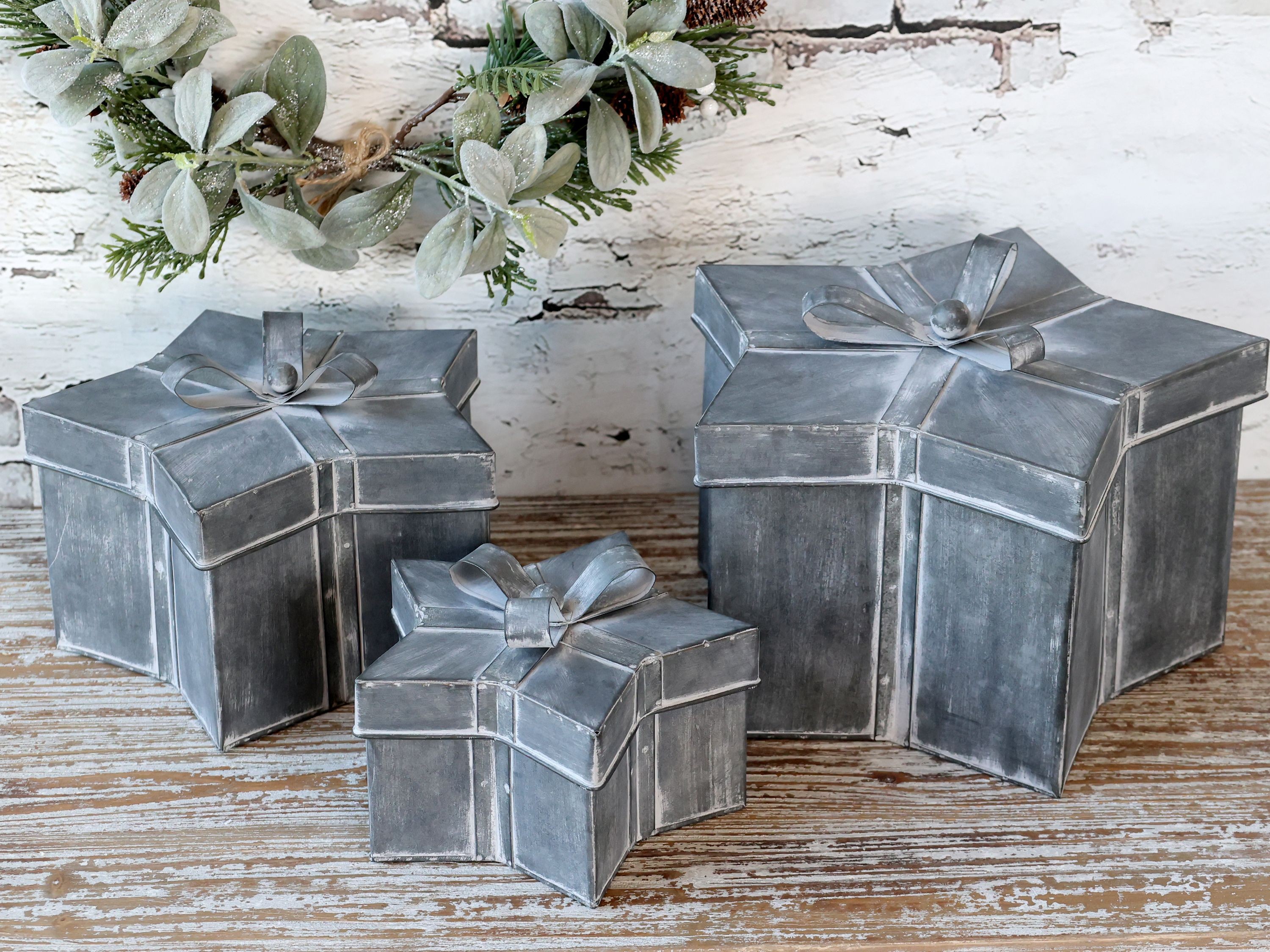 Sada 3ks kovových krabic boxů hvězda se stuhou – 29*29*18/ 24*24*14/ 19*19*10 cm Chic Antique Sada 3ks kovových krabic boxů hvězda se stuhou – 29*29*18/ 24*24*14/ 19*19*10 cm Chic Antique