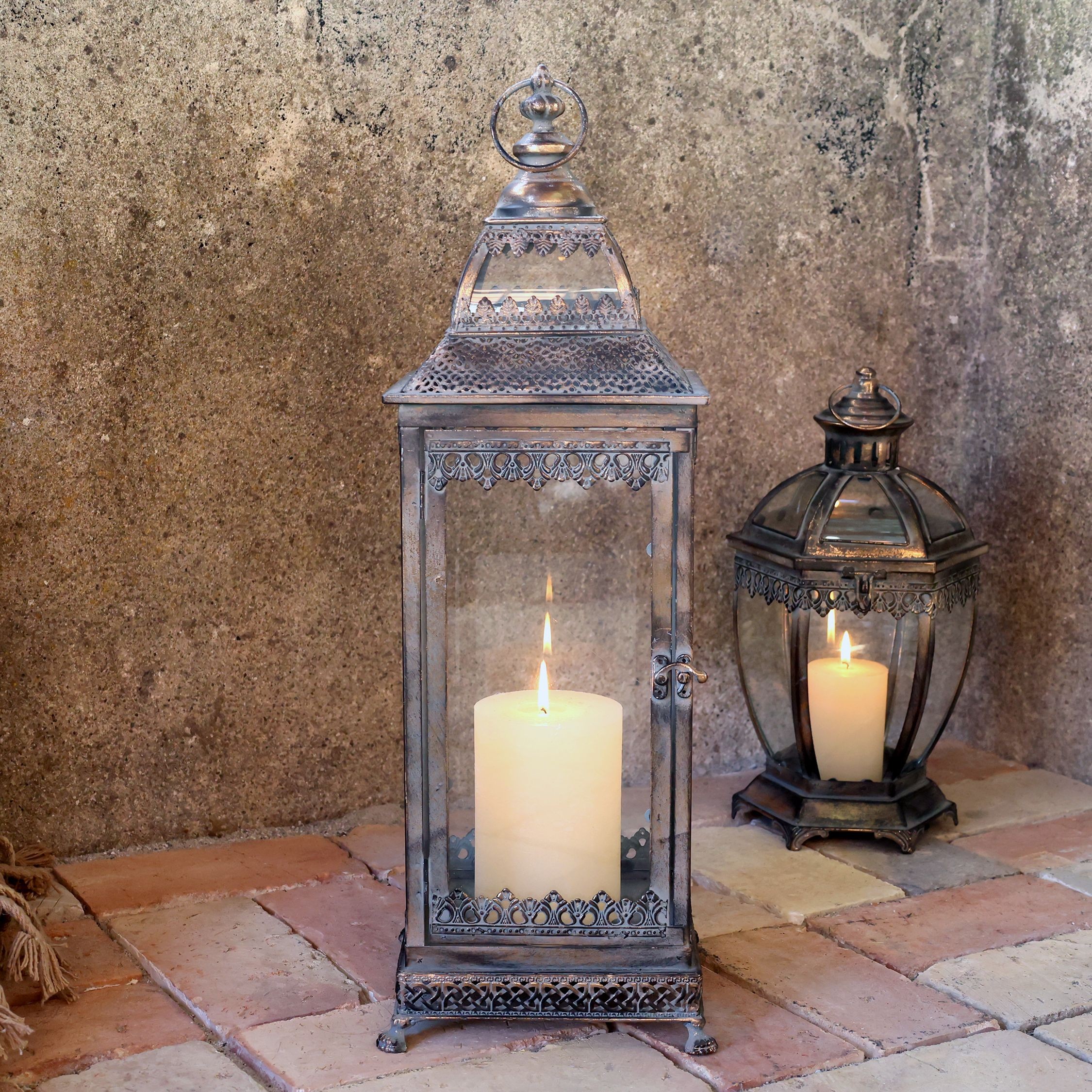 Bronzová antik kovová lucerna se zdobením Marroque – 20*20*62 cm Chic Antique Bronzová antik kovová lucerna se zdobením Marroque – 20*20*62 cm Chic Antique