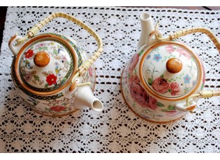 Porcelánová konvička se sítkem a květy - Ø 14*14 cm / 0,7L