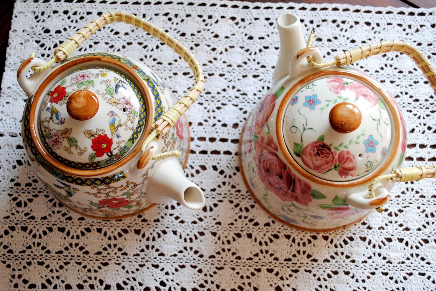 Porcelánová konvička se sítkem a květy - Ø 14*14 cm / 0,7L Clayre & Eef Porcelánová konvička se sítkem a květy - Ø 14*14 cm / 0,7L Clayre & Eef