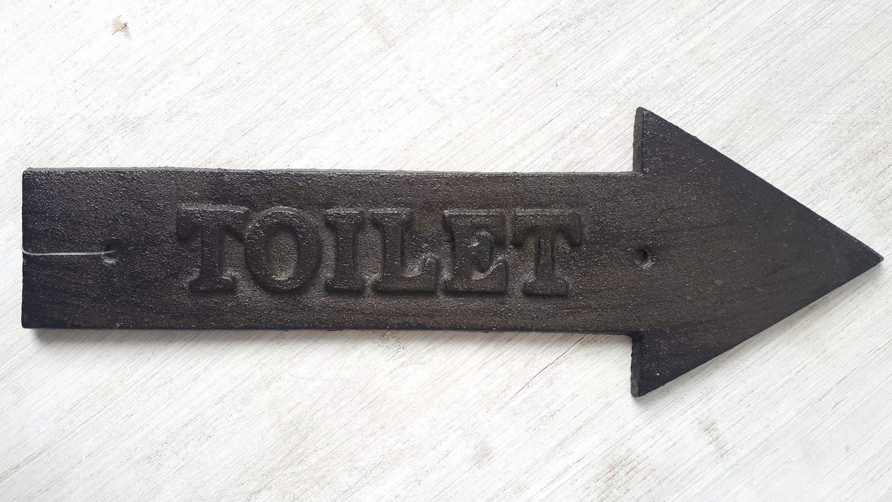 Litinová cedule nástěnná šipka Toilet - 29*10*1 cm Clayre & Eef Litinová cedule nástěnná šipka Toilet - 29*10*1 cm Clayre & Eef