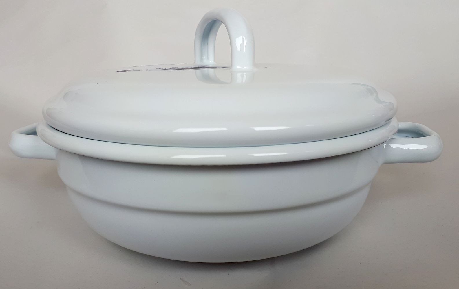 Bílá smaltovaná mísa s pokličkou White blue - Ø 16*8cm Münder Email Bílá smaltovaná mísa s pokličkou White blue - Ø 16*8cm Münder Email