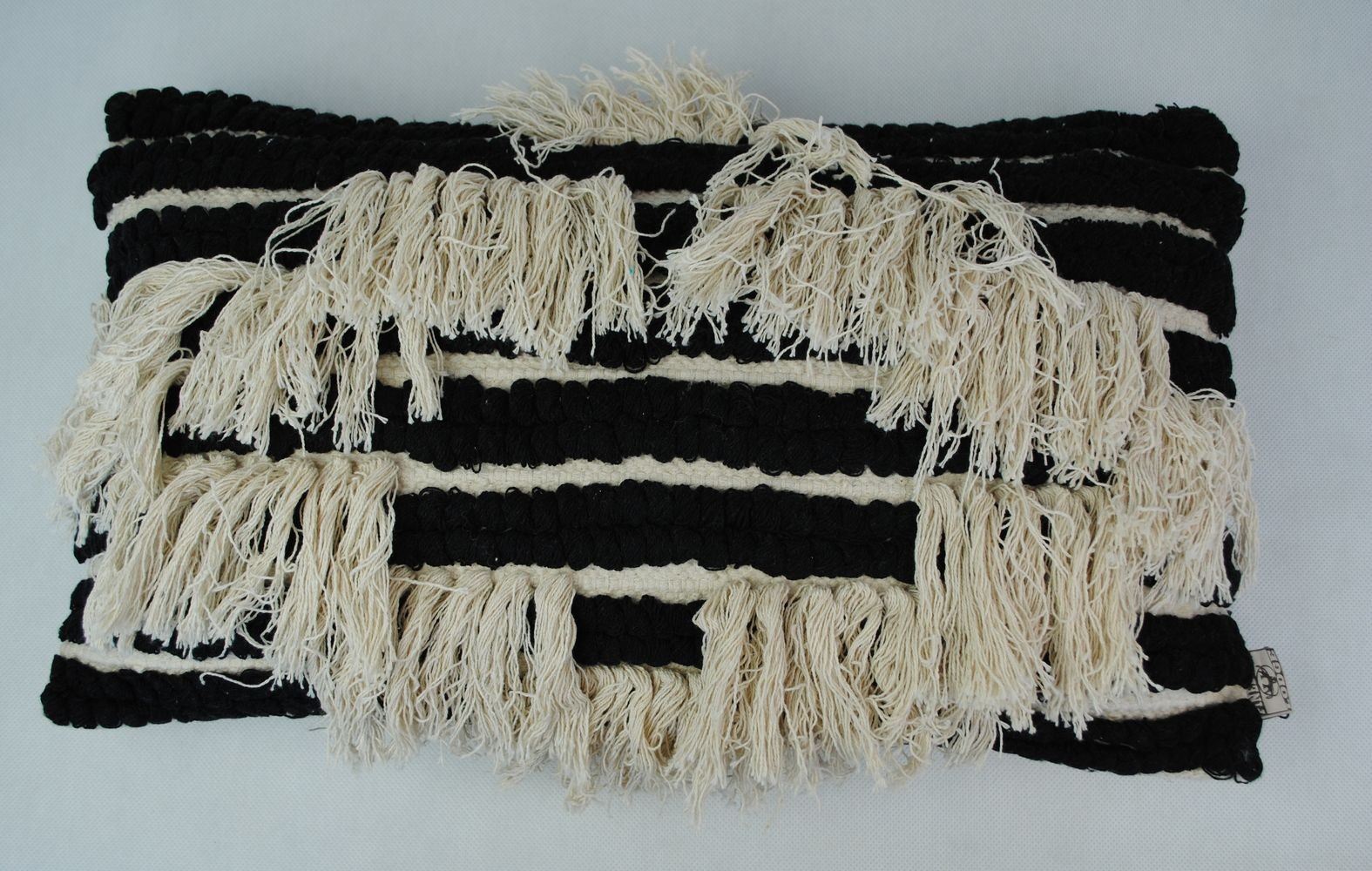 Černo-krémový polštář s třásněmi Boho - 30*50cm Colmore by Diga Černo-krémový polštář s třásněmi Boho - 30*50cm Colmore by Diga
