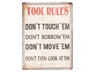 Barevná kovová cedule TOOL RULES s úmyslným odřením a rzí.
