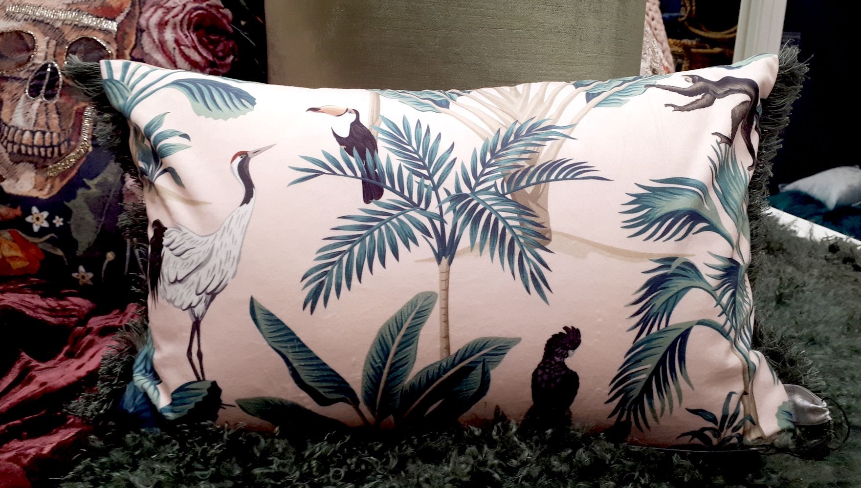 Růžový sametový polštář Tropical Bird - 35*50cm Colmore by Diga Růžový sametový polštář Tropical Bird - 35*50cm Colmore by Diga