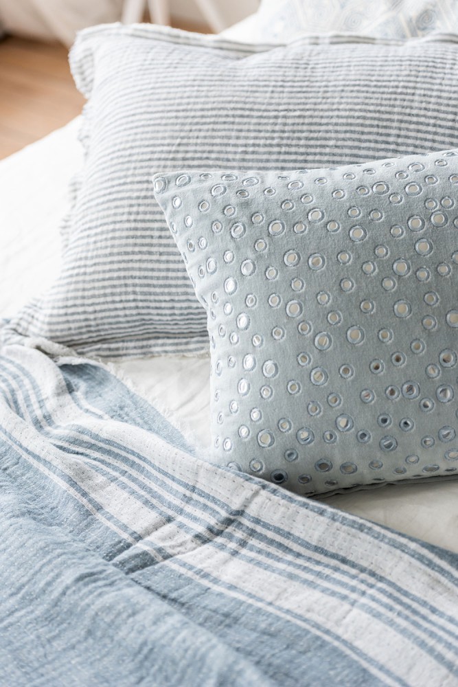 Světle modrý podélný polštář s designem kapek La Pluie - 52*32*4 cm J-Line by Jolipa Světle modrý podélný polštář s designem kapek La Pluie - 52*32*4 cm J-Line by Jolipa