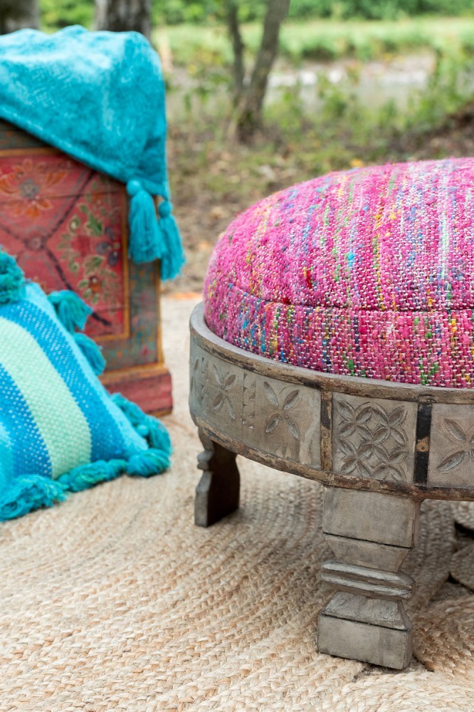 Tmavě růžový puf prošitý barevnými nitěmi Getane - 54,5*50*24 cm J-Line by Jolipa Tmavě růžový puf prošitý barevnými nitěmi Getane - 54,5*50*24 cm J-Line by Jolipa