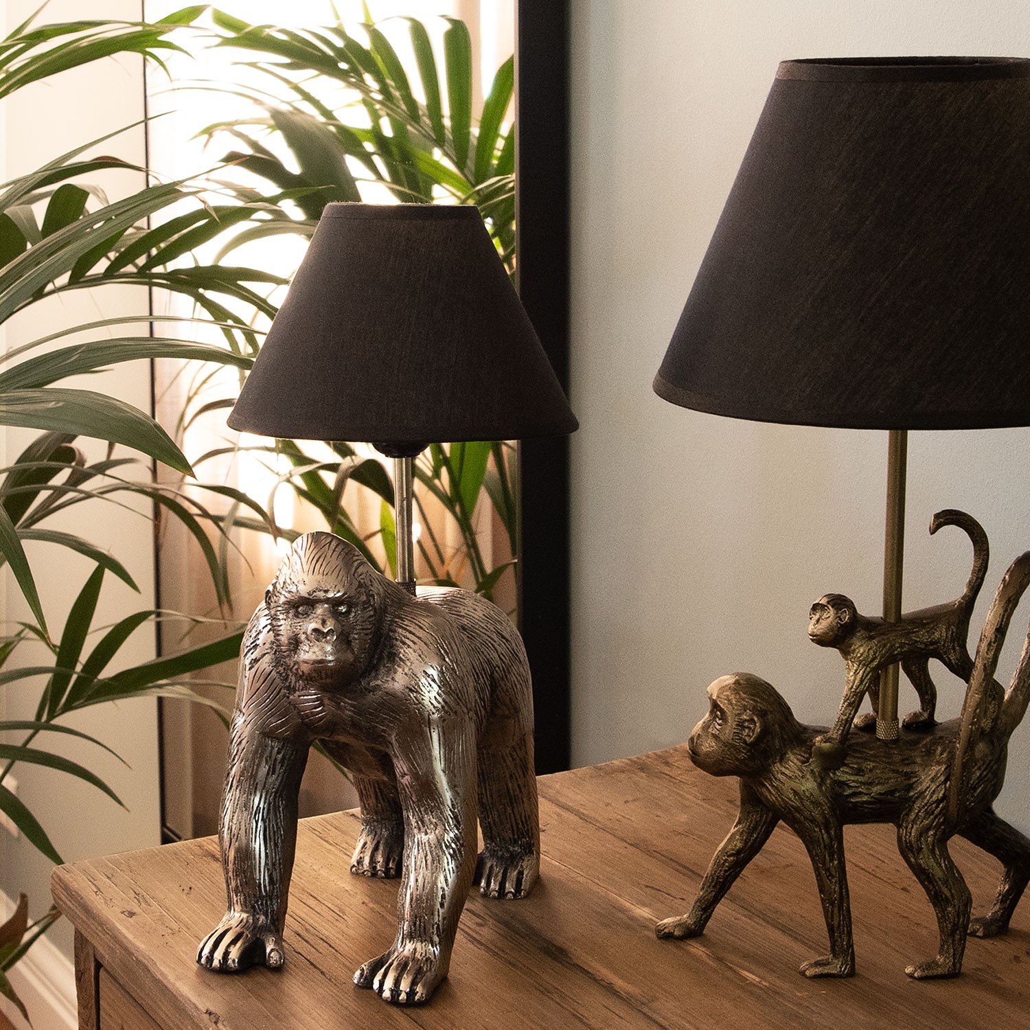 Zlatá stolní lampa v designu opic Les Animaux - 20*7*36 cm Clayre & Eef Zlatá stolní lampa v designu opic Les Animaux - 20*7*36 cm Clayre & Eef