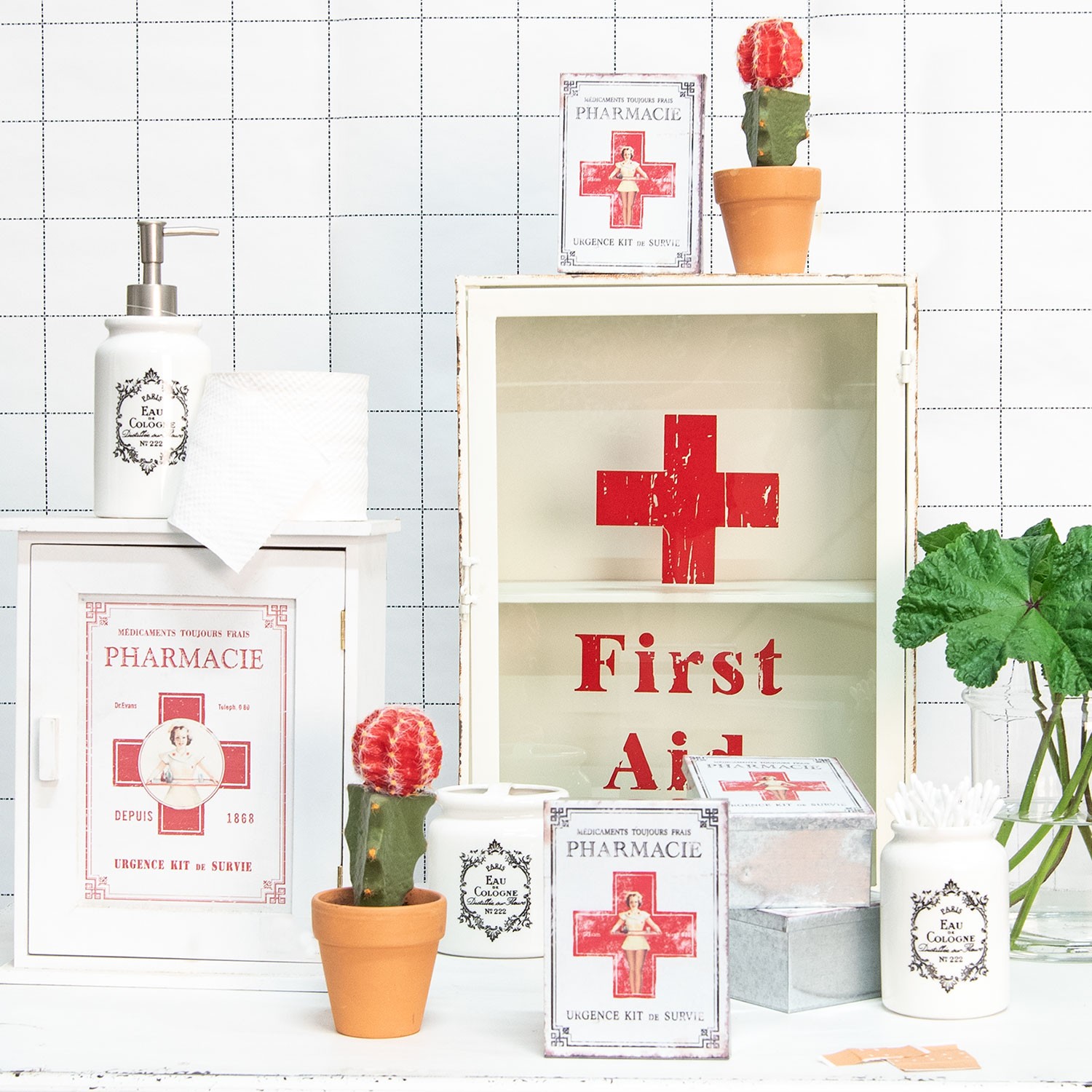 Bílá antik dřevěná lékárnička Pharmacie - 24*30*13 Clayre & Eef Bílá antik dřevěná lékárnička Pharmacie - 24*30*13 Clayre & Eef
