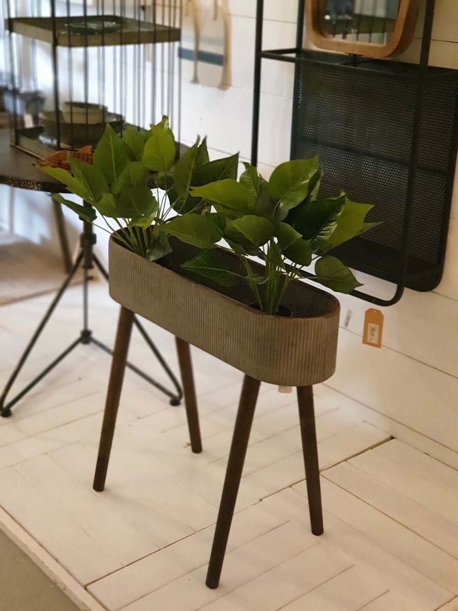 Šedý antik kovový květináč na dřevěných nožkách Jerry - 66*20*62 cm Clayre & Eef Šedý antik kovový květináč na dřevěných nožkách Jerry - 66*20*62 cm Clayre & Eef