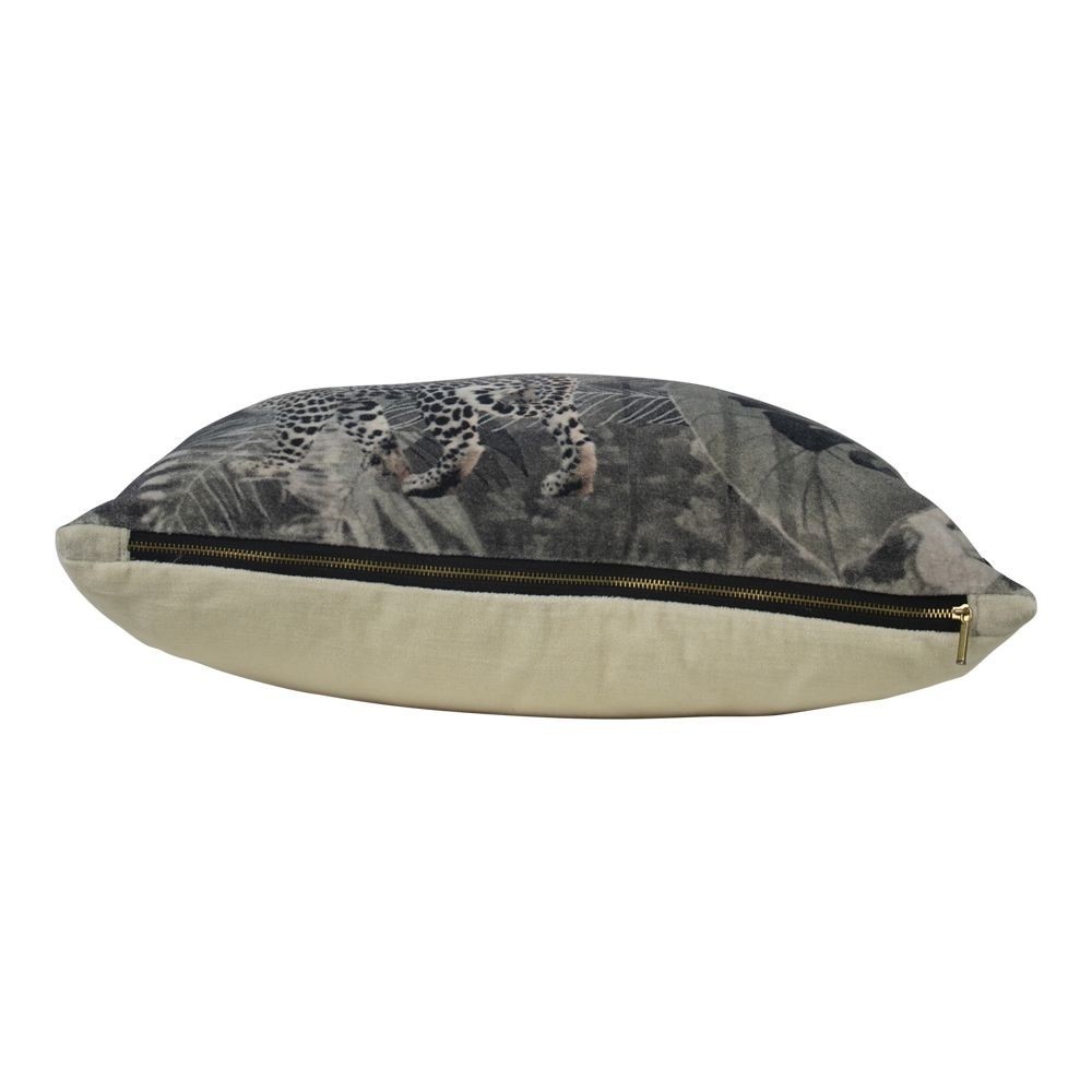 Sametový hnědý polštář s leopardem v džungli - 45*45*15cm Mars & More Sametový hnědý polštář s leopardem v džungli - 45*45*15cm Mars & More